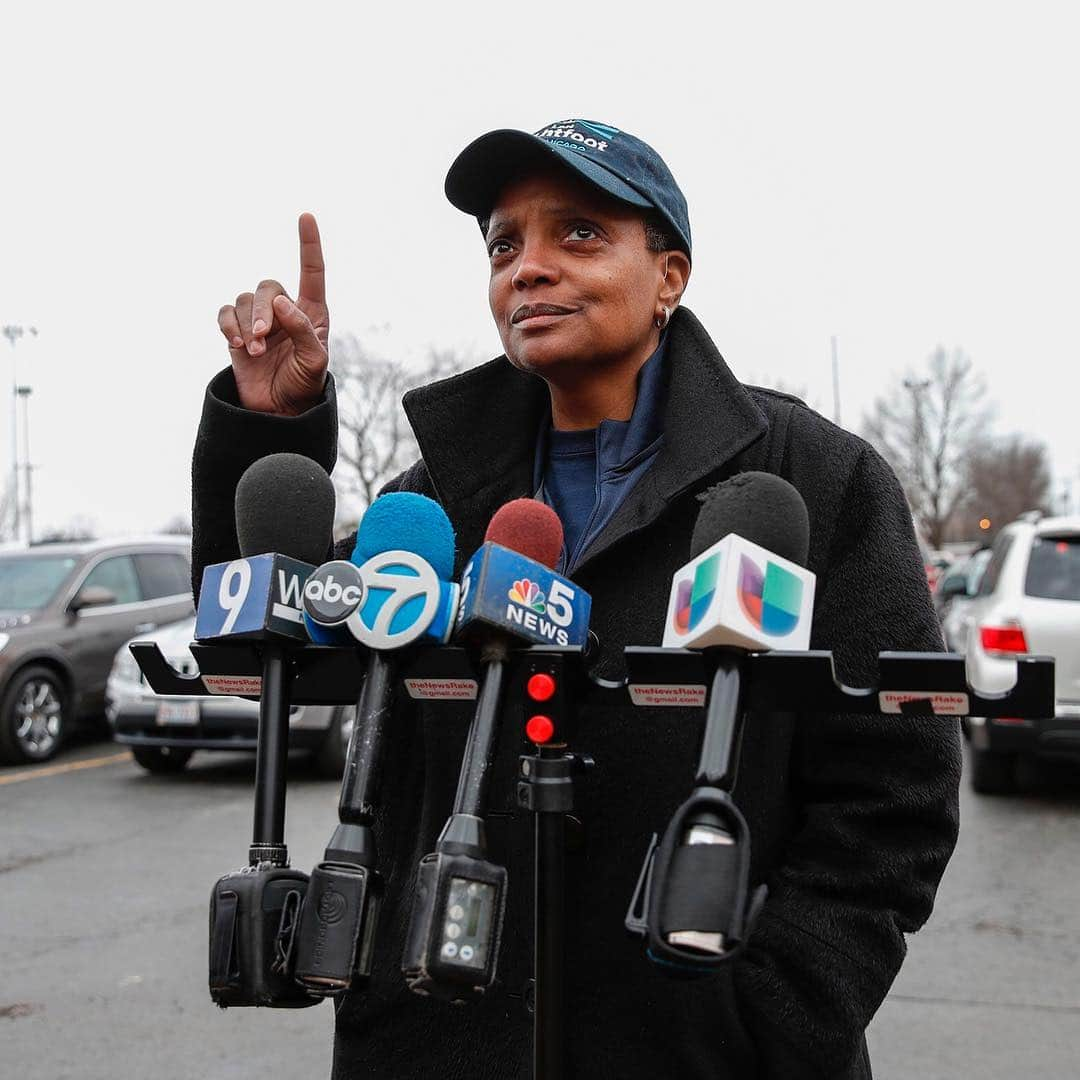 NBC Newsさんのインスタグラム写真 - (NBC NewsInstagram)「BREAKING: Lori Lightfoot is apparent winner in Chicago runoff, and is poised to become the city's first black female, first openly gay mayor. Click the link in our bio for more. . 📷 Kamil Krzaczynski / @afpphoto」4月3日 10時02分 - nbcnews