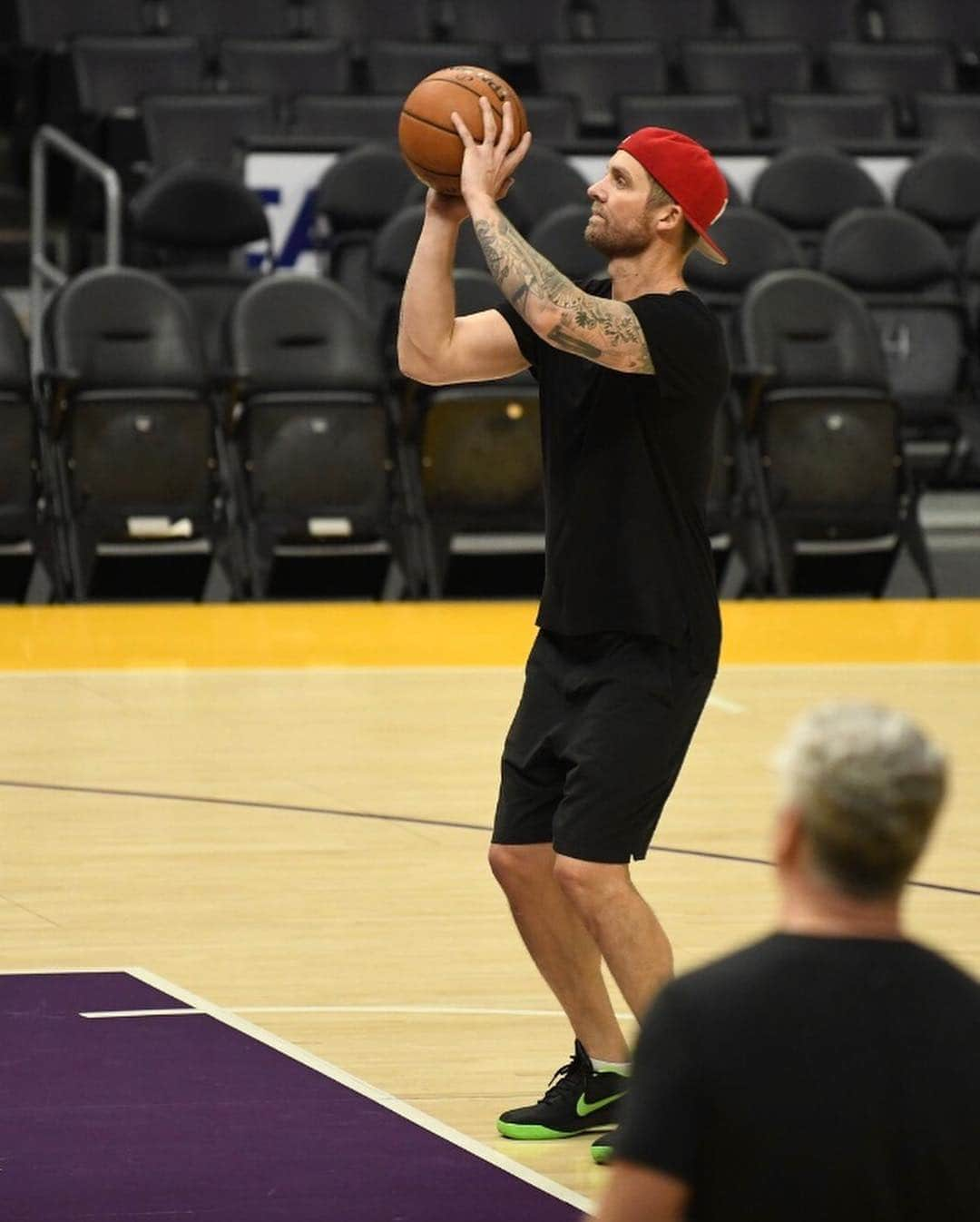 ブルット・ヤングさんのインスタグラム写真 - (ブルット・ヤングInstagram)「S T A P L E S // C E N T E R 🏀 thank you @aegworldwide for this incredible opportunity!!!」4月3日 10時07分 - brettyoungmusic