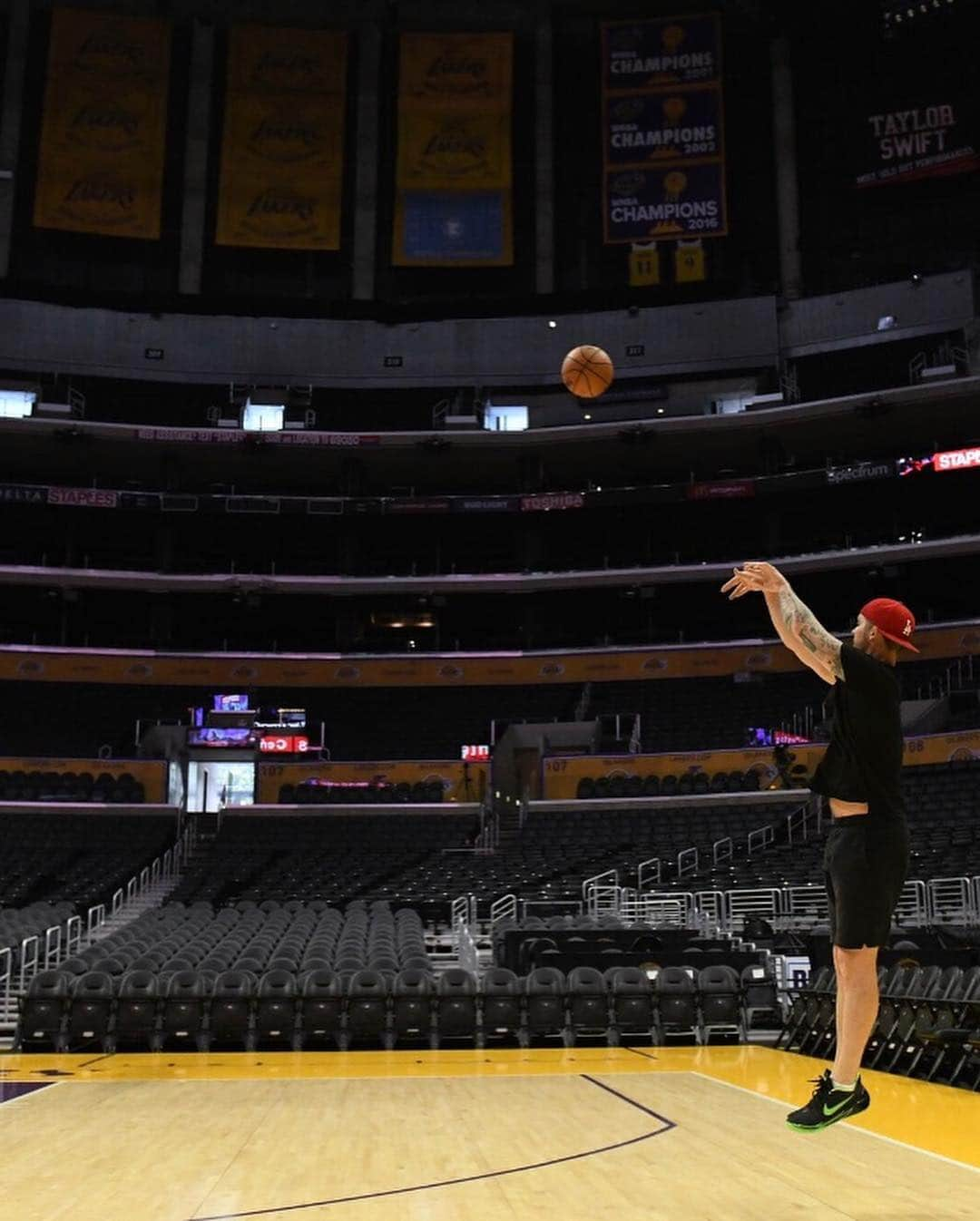 ブルット・ヤングさんのインスタグラム写真 - (ブルット・ヤングInstagram)「S T A P L E S // C E N T E R 🏀 thank you @aegworldwide for this incredible opportunity!!!」4月3日 10時07分 - brettyoungmusic