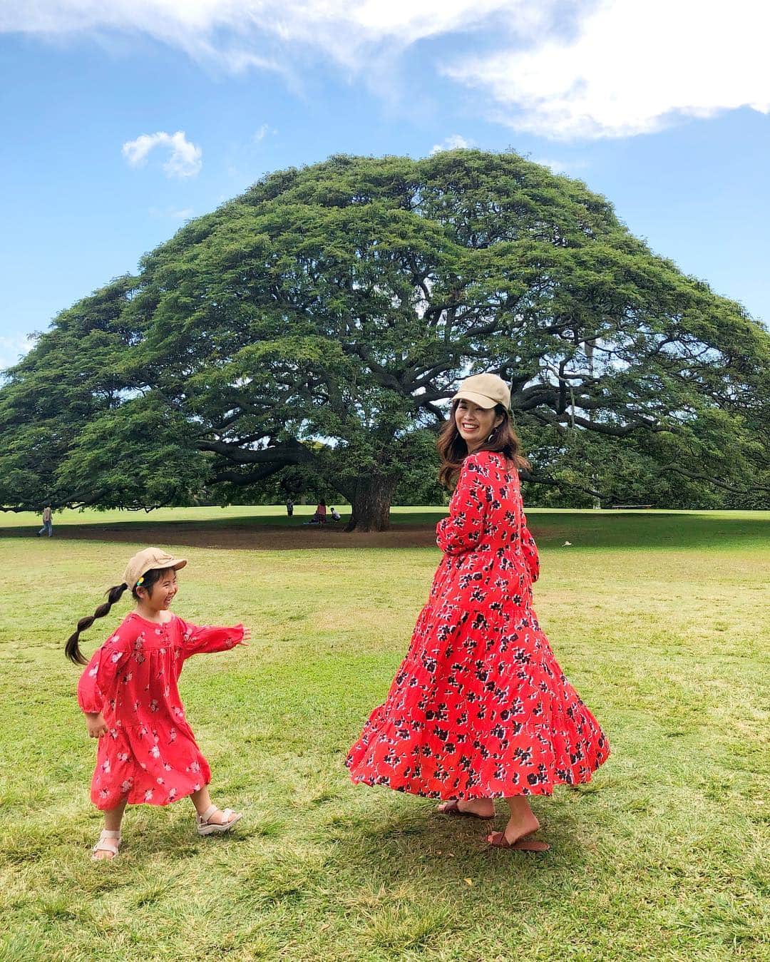 manamisotayutaさんのインスタグラム写真 - (manamisotayutaInstagram)「#Hawaii 🌳 この木なんの木気になる木〜で有名な #モアナルナガーデン  に行ったよ🌳✨ こどもの頃からテレビで見ていた場所に行けたぁー❤️ ひろーい芝生の公園におっきな木🌳 風が心地よくて癒される♪ ＊ ＊ mama onpeace @zara  #zara#ザラ ・ kids👧 onpeace @oldnavy  shoes @outletshoes_official ＊ ＊ ＊ #moanaluagardens  #親子コーデ#trip#旅行#ハワイ#双子コーデ#この木なんの木気になる木  #ハワイ旅行 #母娘コーデ #pink#genic_hawaii  #南国#ハワイカフェ #カベジョ#gw_mag  #タビジョ#女子旅  #mamagirl #ponte_fashion #locari  #mineby3mootd #retrip_hawaii#プチプラコーデ#ママタビジョ#genic_hawaii #アロハタビジョ」4月3日 10時12分 - manamisotayuta