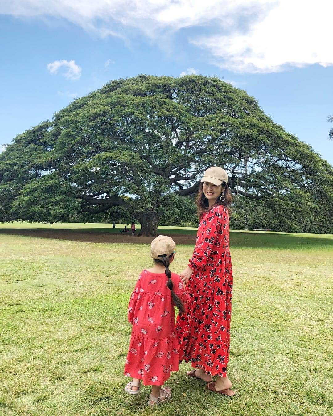 manamisotayutaさんのインスタグラム写真 - (manamisotayutaInstagram)「#Hawaii 🌳 この木なんの木気になる木〜で有名な #モアナルナガーデン  に行ったよ🌳✨ こどもの頃からテレビで見ていた場所に行けたぁー❤️ ひろーい芝生の公園におっきな木🌳 風が心地よくて癒される♪ ＊ ＊ mama onpeace @zara  #zara#ザラ ・ kids👧 onpeace @oldnavy  shoes @outletshoes_official ＊ ＊ ＊ #moanaluagardens  #親子コーデ#trip#旅行#ハワイ#双子コーデ#この木なんの木気になる木  #ハワイ旅行 #母娘コーデ #pink#genic_hawaii  #南国#ハワイカフェ #カベジョ#gw_mag  #タビジョ#女子旅  #mamagirl #ponte_fashion #locari  #mineby3mootd #retrip_hawaii#プチプラコーデ#ママタビジョ#genic_hawaii #アロハタビジョ」4月3日 10時12分 - manamisotayuta