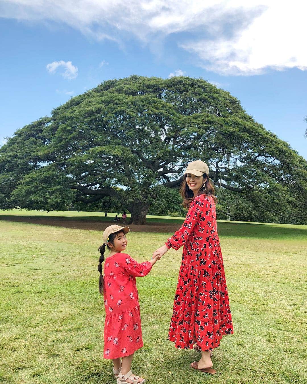 のインスタグラム：「#Hawaii 🌳 この木なんの木気になる木〜で有名な #モアナルナガーデン  に行ったよ🌳✨ こどもの頃からテレビで見ていた場所に行けたぁー❤️ ひろーい芝生の公園におっきな木🌳 風が心地よくて癒される♪ ＊ ＊ mama onpeace @zara  #zara#ザラ ・ kids👧 onpeace @oldnavy  shoes @outletshoes_official ＊ ＊ ＊ #moanaluagardens  #親子コーデ#trip#旅行#ハワイ#双子コーデ#この木なんの木気になる木  #ハワイ旅行 #母娘コーデ #pink#genic_hawaii  #南国#ハワイカフェ #カベジョ#gw_mag  #タビジョ#女子旅  #mamagirl #ponte_fashion #locari  #mineby3mootd #retrip_hawaii#プチプラコーデ#ママタビジョ#genic_hawaii #アロハタビジョ」