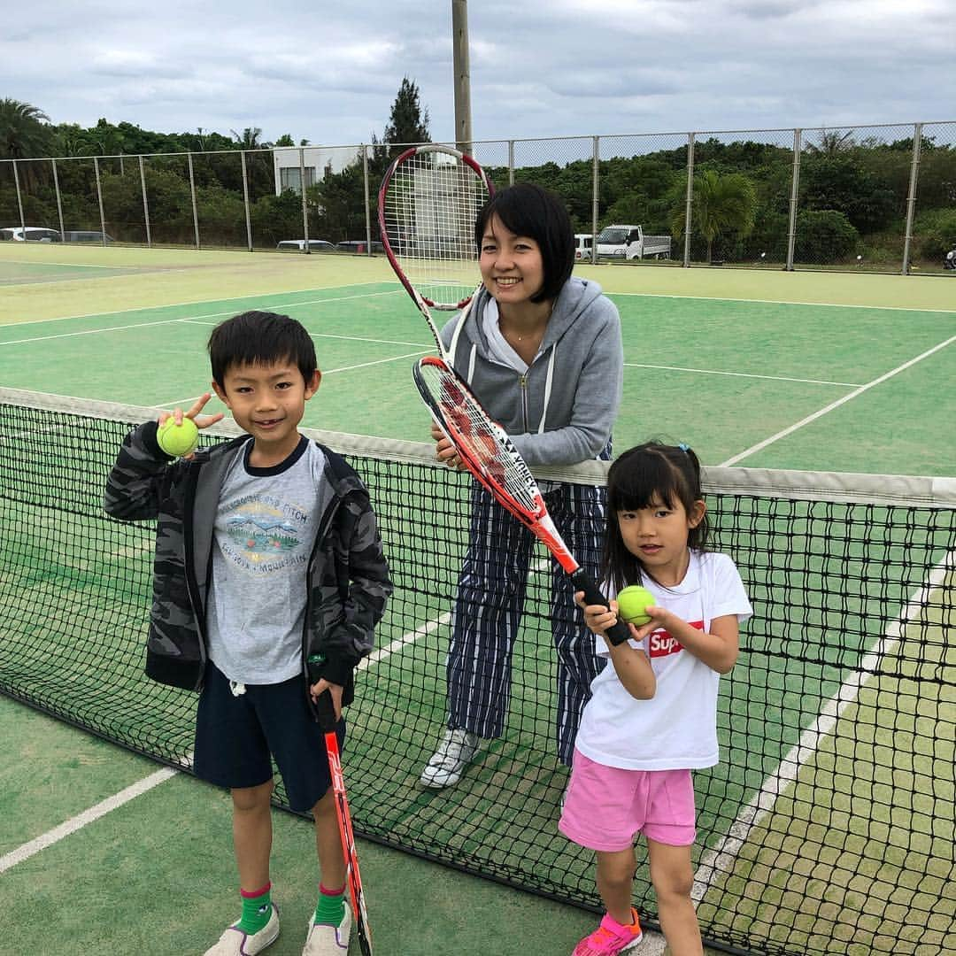 甘糟記子さんのインスタグラム写真 - (甘糟記子Instagram)「石垣島4日目。 唯一割と天気よし！  朝からみんなでテニス！  去年はピーカン過ぎて暑くてダラダラだったけど、今年は曇っててやりやすかったな〜( ^ω^ )  久しぶりに運動できて楽しかった！！ そしてテニスの後は石垣焼の体験に！  石垣ブルーと呼ばれるこの碧がすごく素敵だな、と思ってやりたかったんだ〜！ 皆さんの作品見てるとマンタ型とかのお皿にしてるのが多かったんだけど、私は1キロの土で出来る限り大きめの長皿を( ^ω^ ) 姫は丸皿で、仕上げは一緒に！ちなみに、丸型は工房の方が切り抜いてくれました（笑）  焼き上げまで7ヶ月くらい待ちがあるらしいですが、気長に待ってよう〜(๑˃̵ᴗ˂̵) 楽しみだな〜☆*:.｡. o(≧▽≦)o .｡.:*☆ #家族旅行#子連れ旅#沖縄#石垣島#ANAインターコンチネンタル石垣島#ANAインターコンチネンタルホテル#テニス#春休み#旅好き#旅行#石垣焼#石垣ブルー#石垣焼窯元#金子春彦#息子殿姫#息子殿#姫#japan #ishigaki #trip#travel」4月3日 10時15分 - norihey924