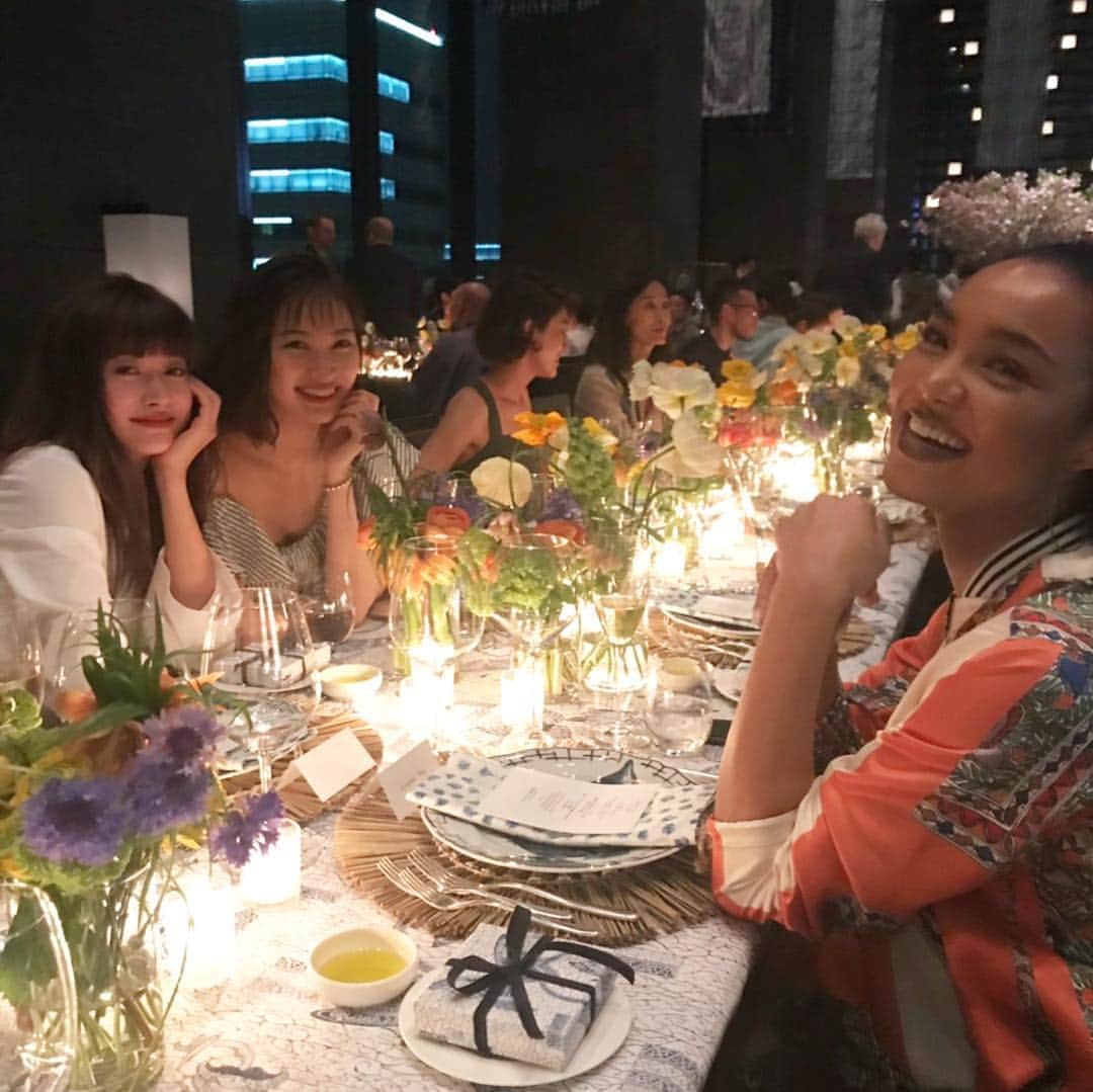 ヨンアさんのインスタグラム写真 - (ヨンアInstagram)「凄く素敵なテーブルで 楽しいディナーでした！🥂 @toryburch」4月3日 10時18分 - youn1029