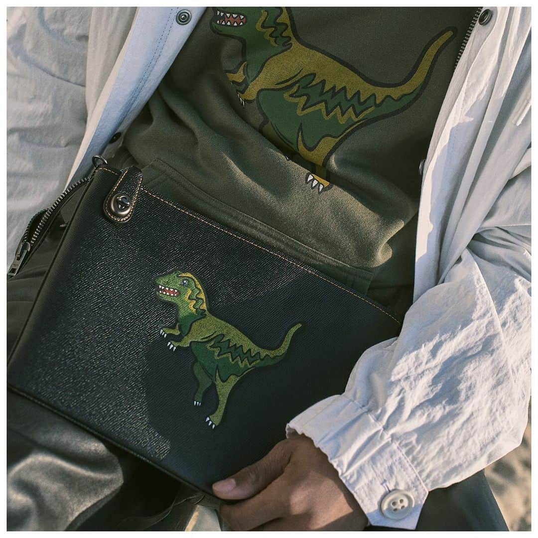 のインスタグラム：「Because fantastic beasts bring unexpected style. Have you caught up yet with #RexyTheCoachDino? #CoachNY」