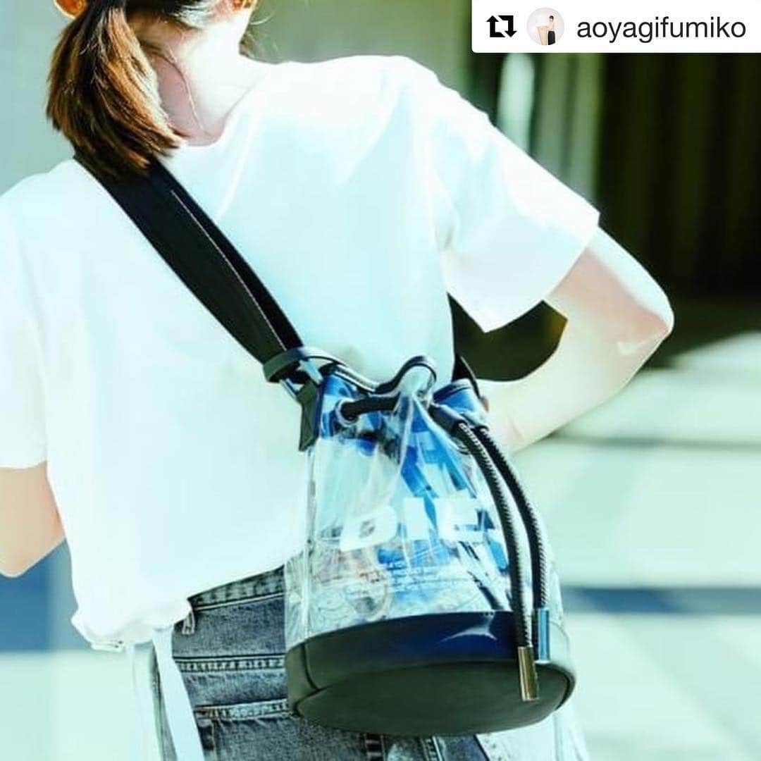 SPRiNGさんのインスタグラム写真 - (SPRiNGInstagram)「桜は咲いてるのになんだか寒い😵 「でも冬服はもう飽きた〜！」って気分ですよね。 そんな時は小物からアップデートするのが正解✨ #DIESEL の#PVCバッグ で、春気分を満喫🌸  スプリング5月号では、青柳文子さん@aoyagifumiko が新作デニムと素敵にコーデしてくれたので、チェックしてみてね🙋‍♀️ #Repost @aoyagifumiko with @get_repost ・・・ @spring_tkj × @diesel より📸#dieseldenim  #beafollower  #DIESEL  #ZOZOTOWN  #WEAR」4月3日 10時22分 - spring_tkj