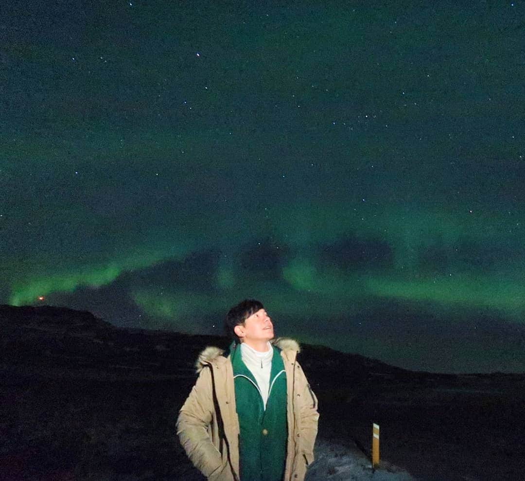 アイス・サランユーのインスタグラム：「Mission complete  The Aurora Hunting หลังจาก หิมะกระหน่ำ เมฆมาก ฝนตก  คืนนี้ ได้เจอกันเสียทีเน้อ พี่แสงเหนือ  นอนก่อนล่ะน้า  อีก6ชม เจอกัน ตื่นมาขอ Like แบบชื่นใจหน่อยนะ อิอิ  #Iceland  #icesarunyuaroundtheworld」