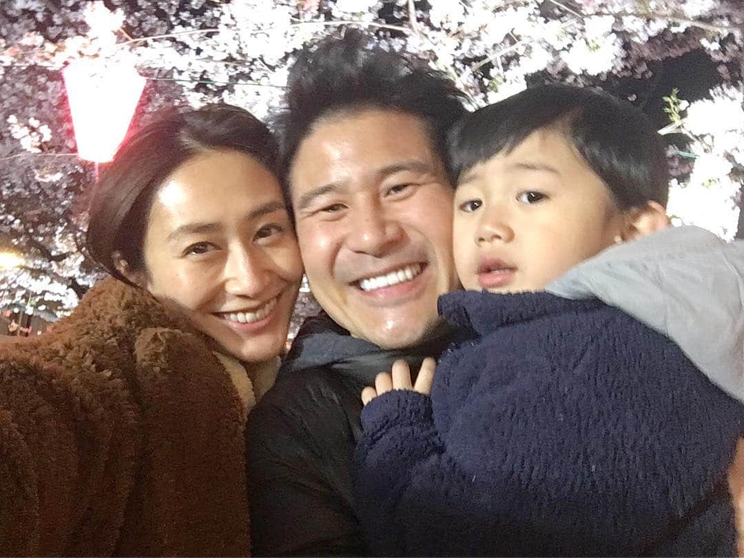 のインスタグラム：「Went to go see the cherry blossoms last night! 🌸  昨夜は家族でプチお花見して来ました〜！😊 #notdrunk #littledean #mommy #daddy #cherryblossom #鬼ママ #ディーン君 #家族 #お花見 #最高  @mariakamiyama」