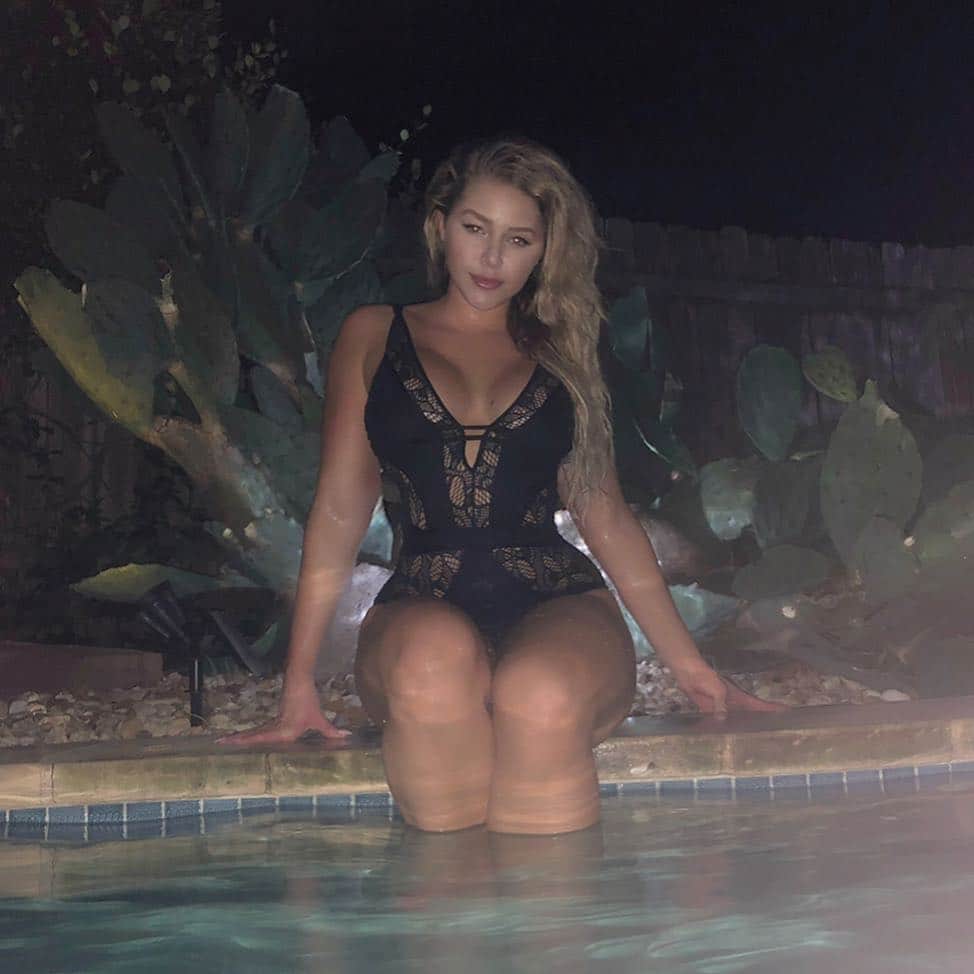 Courtney Tailorさんのインスタグラム写真 - (Courtney TailorInstagram)「It’s officially nightswimming season in Austin, TX 🌵 . . . . #swimming #summer」4月3日 10時28分 - courtneytailor