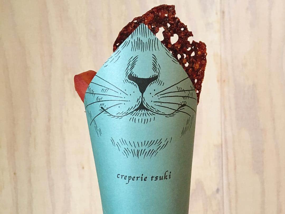 poroco（ポロコ）さんのインスタグラム写真 - (poroco（ポロコ）Instagram)「【円山の古民家クレープリー✨】 poroco4月号の表紙に登場しているのは、円山の古民家を改装した人気のガレット専門店「クレープリー月(@creperietsuki )」さんです✨ 猫の口元が描かれたスリーブは、写真に撮りたくなる可愛らしさ🐈💕 どこを切り取っても絵になるお店なので、カメラ持参のゲストも多いです📷✨ これから少しずつ暖かくなる札幌で、素敵なクレープ片手に円山散策も楽しんでみてください🌸🌸🌸 . #poroco #porocoスイーツ部 #円山 #クレープリー月 #クレープ #猫 #古民家カフェ #円山カフェ #円山 #円山特集 #表紙 #ステンドグラス」4月3日 10時29分 - poroco_magazine