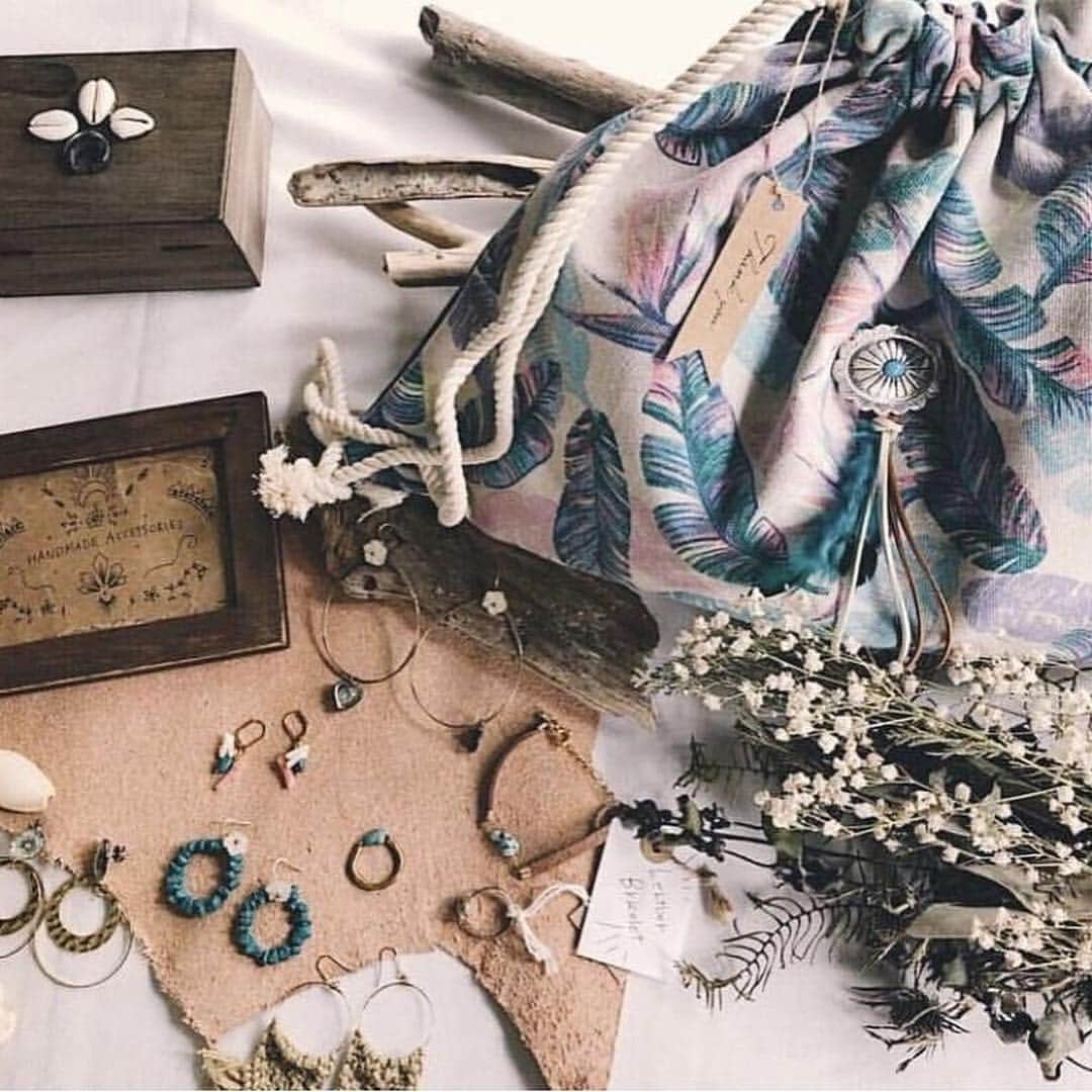 TOKYO SELSEA PROJECTさんのインスタグラム写真 - (TOKYO SELSEA PROJECTInstagram)「4/14(sun)SELSEA MARKET出店ブースのご紹介です✨ 沖縄で暮らす @tonmismile さんが 海や自然から受けるインスピレーションで作るハンドメイドバッグはどれも素敵で ビーチや街やどのシチュエーションで持っても とてもよく馴染みます😌 どこにでも連れて歩きたくなるようなお気に入りのBAGを見つけてください👝💛 この日の為に沖縄から参戦して下さるので ぜひお見逃しなく！！ . SELSEA MARKET 〜final〜 ◉date:2019 4/14 (sun) ◉time:11:00〜17:00 ◉place: @simplehouse_inamuragasaki 神奈川県 鎌倉市稲村ガ崎 1-15-7 ◉entrance:free . 【注意事項】 ◉今回の開催は江ノ電 稲村ヶ崎駅から徒歩4分のシンプルハウスにて行います。渋谷開催ではありませんのでお間違えのないようお願い致します。 ◉室内での開催の為 雨天・荒天決行致します。 ◉お支払いは各ブースでキャッシュのみとなります ◉ショッパーなどのご用意がない為、エコbagをご持参下さい ◉なるべくお釣りのないよう細かいお金をご用意下さい。 . 【presents by】 海とともにあるライフスタイルを提案する @tokyo_selsea_project 目の前に海が見える最高なロケーションの貸別荘 @simplehouse_inamuragasaki . #SELSEA_MARKET  #tokyo_selsea_project  #simplehouse_inamuragasaki #海好きフリーマーケット #セルシーマーケット #シンプルハウス #ハンドメイドバッグ」4月3日 10時30分 - selsea.jp