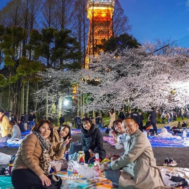 run+さんのインスタグラム写真 - (run+Instagram)「#桜 #こいのぼり #新元号 と季節の楽しみ満載の #帰宅ラン ・ 東京タワーにかかる桜が美しく何度でもうっとり🗼✨ 途中 #お花見 に立ち寄ったり🌸 東京タワーの足元に早くも泳ぐこいのぼり🎏 #新元号 が輝く #令和 の灯り🏮 そして、時を駆けて見ましたw 目黒川の桜は川に反射する桜やライトアップが好き♡ 今年の中目黒は例年にないくらいの混雑で写真を撮るのも歩くことすら大変な混雑だったけど、 五反田近辺は同じ目黒川とは思えないほど空いてて快適♪ ・ #帰宅RUN #通勤ラン #帰宅ランニング #都会のオアシス #走れるって幸せ #帰宅ランの楽しみ #ランニング #ジョギング #RUN ・ #ガーミン #GARMIN #garmin #ガーミン645Music #ナイキプラス #nikeplus #nikerunning ・ #ランニング女子 #ハシリマスタグラム #走るひと #ランニケーション #ゆるラン #街ラン #街RUN ・ #東京タワー #東京タワーのある景色」4月3日 10時31分 - runplus