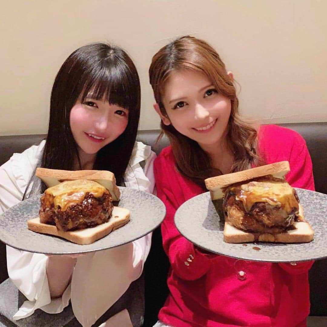 大見さなえさんのインスタグラム写真 - (大見さなえInstagram)「西麻布『#けんしろう 』🤤💓 もえあずちゃんと2人大盛り コースで作ってくださった☺️✨ ・ 最初にほろほろお肉とトリュフ乗せしたピザから始まり🍕 お重箱に入った春の桜ちらし寿司😍🌸 ・ 食パンで挟んだ分厚いチーズメンチカツバーガーや 大盛りラーメンとタンも分厚め🤤🍖 ・ そして名物の桜チップで燻した シャトーブリアンの"けんしろう焼き"も 香り高くしっとり食感が忘れられない🙈💓 ・ 最後にもえあずちゃんが、前のケーキが即席だったから 花火つけたのしたいって 改めてお祝いしてくれた😭🎂💓 "祝 いわい"というお酒も初めて(*^^*)🥂 ・ けんしろうさんと２代目料理長の近重さんが 遊び心あるメニューを作ってくださって 感動続きだった🙈🌸🌸 幸せな時間をありがとうございます💓 ・ #焼肉西麻布けんしろう #けんしろう焼き #もえあず ちゃん #もえめぐ #西麻布 #西麻布グルメ #焼肉 #yakinhku #meat #お肉 #肉 #大盛り #コース #めぐログ_西麻布」4月3日 10時31分 - tabe_megumi