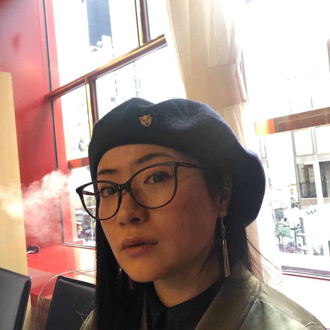 D[di:]のインスタグラム：「荒木悠氏の#ニッポンノミヤゲ 鑑賞の後は、U谷さんと銀ブラを堪能！ 資生堂ギャラリー上の資生堂パーラーで欲張りすぎセットを頼み(🌹ローズのハーブティーめちゃいい匂い。あまおうパフェがヤバ🍓)舌鼓😋のあと、街の至る所に張り出されてる#令和 あつめ(たくさんの老若男女が"令和"を携帯で撮ってたw 荒木さんの作品を観たばかりだったから、荒木目線でそれをまた眺めるのが一興であった)をしつつ、東京アートブックフェアでミランダジュライの友達お札を作ろうインスタレーション楽しんだり、最新型アイボ(ストーリーのほうに動画あり。わたし、アイボにぜんぜん相手にしてもらえない図)と戯れたりしてきました。  普段は、火曜は深夜ラジオがあったから、火曜水曜のお出かけは、ほとんど皆無(あったとしても、用事が済み次第速攻で帰宅)だったのが、久しぶりにのびのび平日夜を楽しんだ。  今朝になっていつも、スタジオに迎えに来てくれていたタクシードライバーサイトウさんが、いつもの癖でD[di:]ちゃん出てこない！って20分も外で待ってしまったとラインくれた。  オンプラ おわって１週目、D[di:]はそれなりに生きてます✋😃 #d_official  #銀ブラ #資生堂パーラー #ミランダジュライ #令和ピース✌️」
