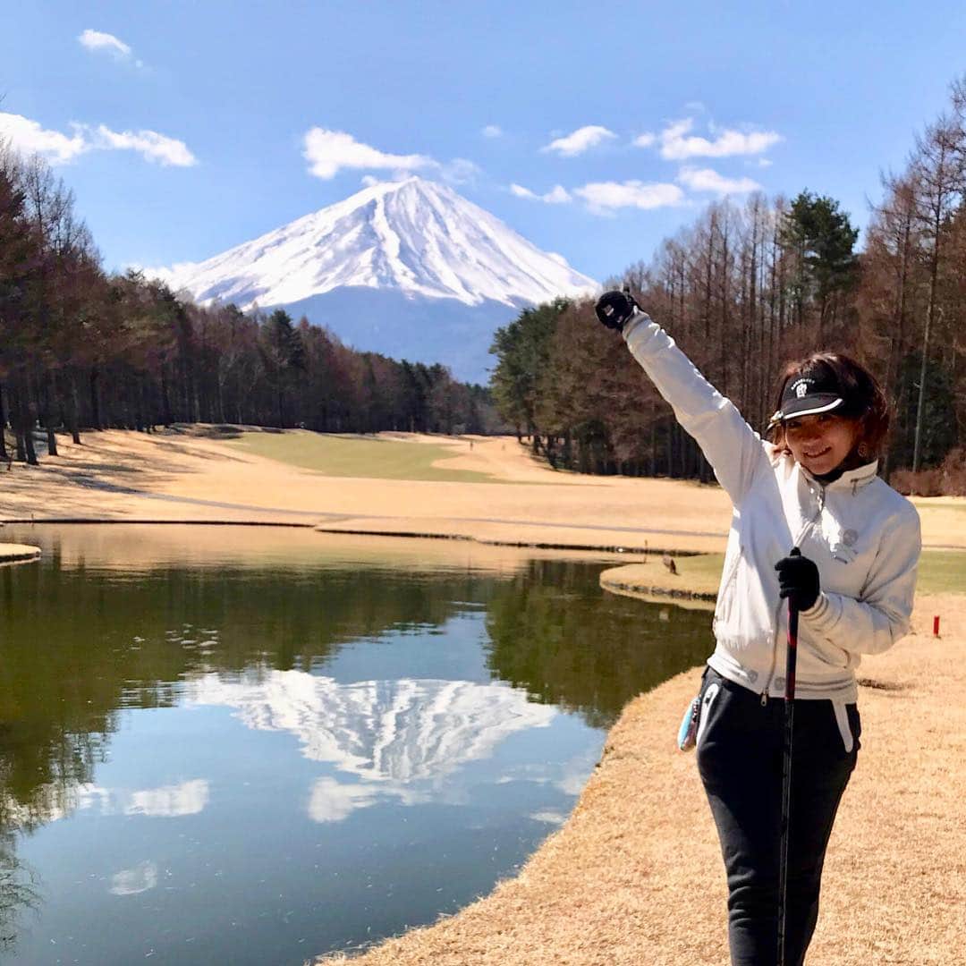のインスタグラム：「月1コンぺ ♡ #富士山 #fuji #newパター #キャメロン #ラウンド楽しみ #ladiesgolf #golfhotties #golfbabes #golflife #golfstagram #japanesegirl #model #lovegolf #girlswhogolf #cute #golfer #ゴルフ #ゴルフ女子 #ゴルフ大好き #golfholic #instagolf  #高尔夫球 #골프 #ゴルフコーデ  #ゴルフ #golf #instagolf #ゴルフ女子 #golfer #golfgirl #golflife #ladiesgolf #golfstagram #lovegolf  #高尔夫球 #골프」