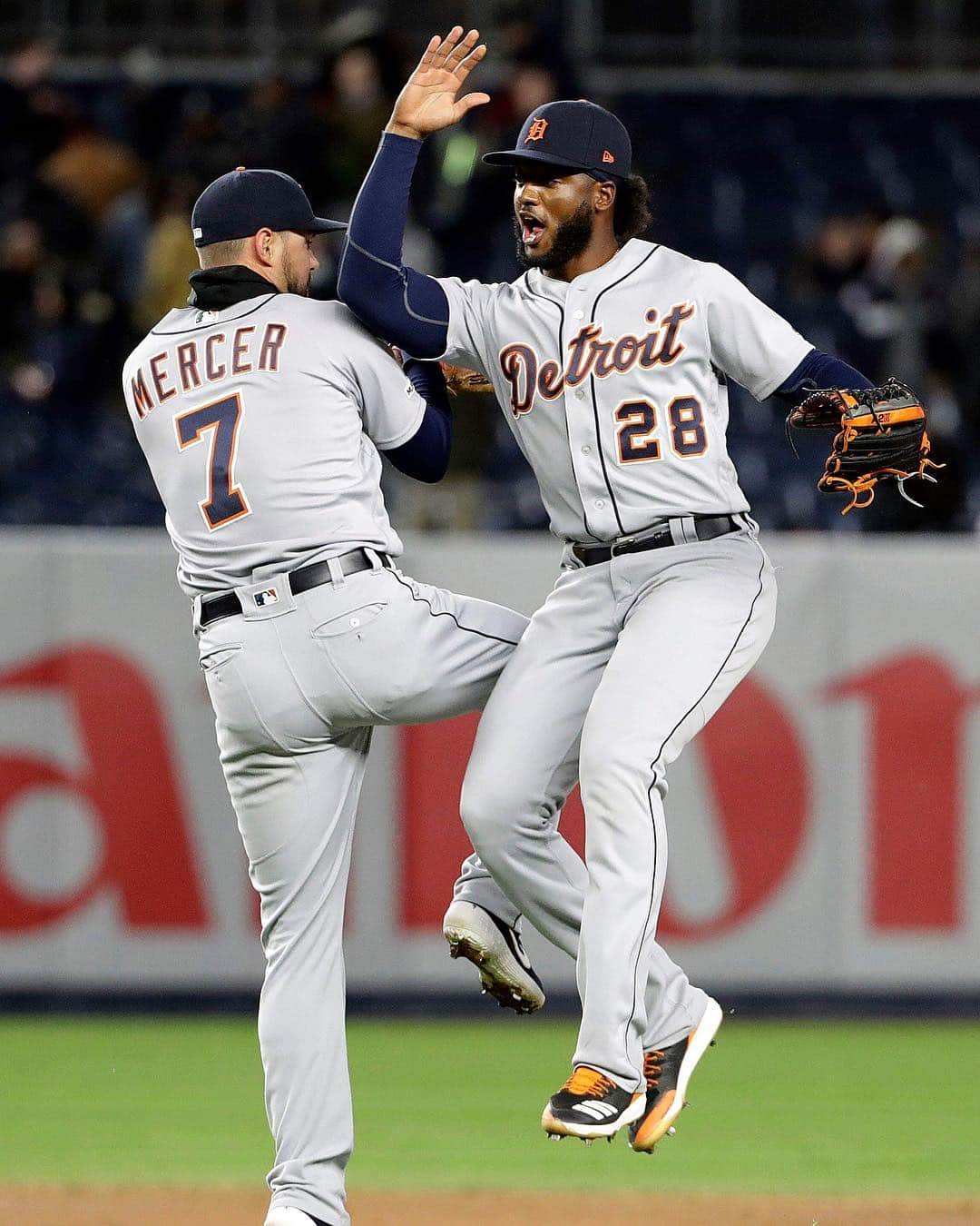 デトロイト・タイガースさんのインスタグラム写真 - (デトロイト・タイガースInstagram)「High fives for a #TigersWIN!  #MotorOn」4月3日 10時38分 - tigers