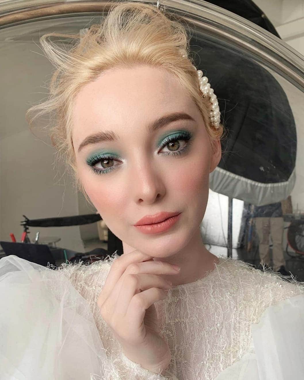 エマ・デュモンのインスタグラム：「Love these humans! Can't wait for you to see these shots! 💄 @archangelachelsea 💇‍♀️ @hairbyyuichi 👗@ririrabbit 📷 @sumantamuth」
