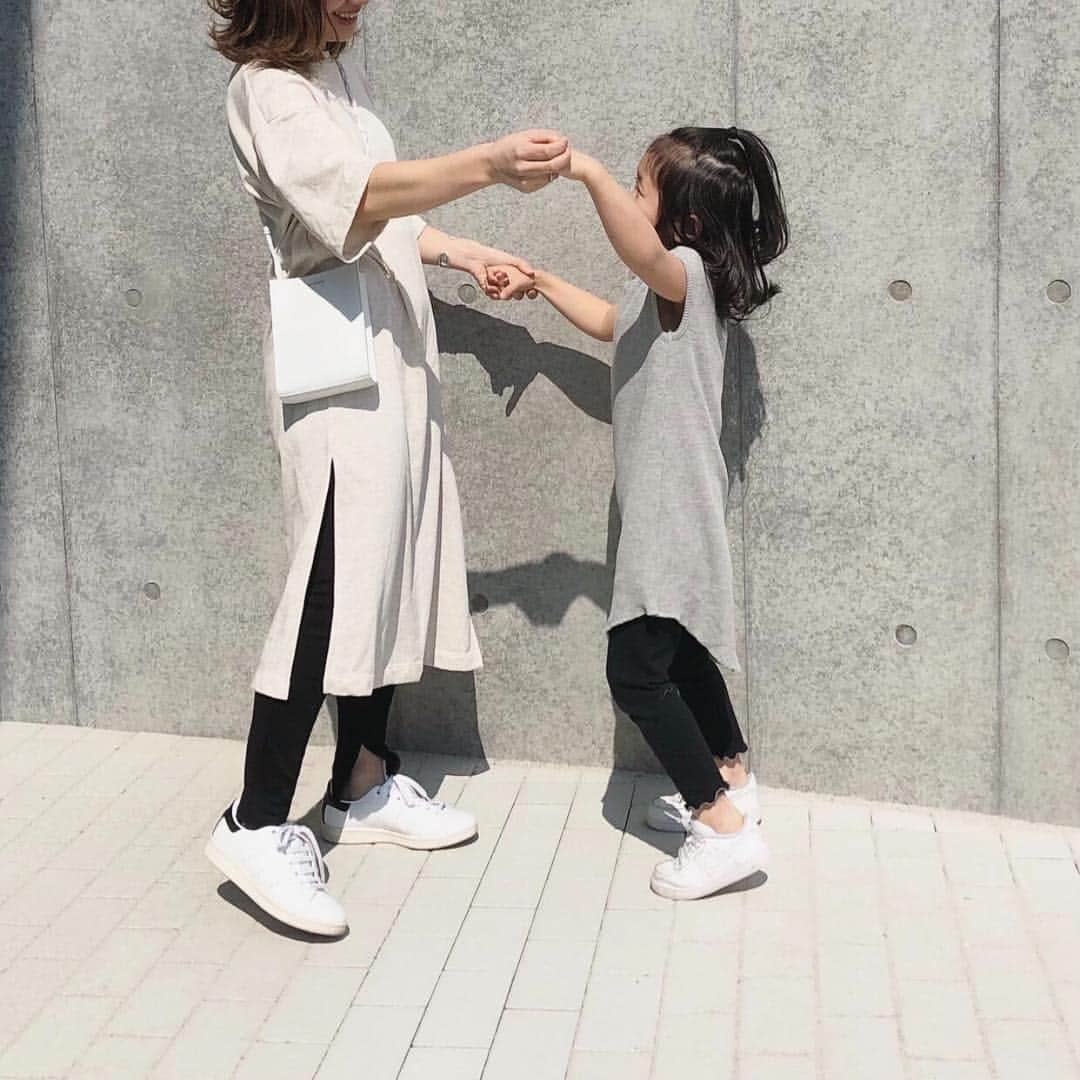 GU(ジーユー) さんのインスタグラム写真 - (GU(ジーユー) Instagram)「GUワンピ×レギンス親子リンクコーデをPick up！﻿ サイドスリットが脚長効果なワンピースをサラりと着こなすママ✨足元すっきりなレギンスとの組み合わせで今どきレイヤードを大人可愛くまとめていてGOODですね👍娘さんはちょっぴりフェミニンにメロウな裾のレギンスがお洒落さん😊クルーネックで少し大人なグレーで落ち着いた印象に！色んなシチュエーションにマッチするから重宝間違いなしな親子コーデ🙌是非、チェックしてみてくださいね💁‍♀️💕﻿ ————————————﻿ ☑︎リブスリットレギンスパンツ﻿ ¥1,490＋tax（通常価格）﻿ 品番:315143﻿ ————————————﻿ ☑︎スリットTワンピース(5分袖)﻿ ¥1,990＋tax（通常価格）﻿ 品番:316227﻿ ————————————﻿ ☑︎GIRLSワッフルワンピース(ノースリーブ)﻿ ¥1,490＋tax（通常価格）﻿ 品番:311822﻿ ————————————﻿ ☑︎GIRLSリブレギンス(メロウ)﻿ ¥790＋tax（通常価格）﻿ 品番:316567﻿ ————————————﻿ ※KIDS商品はオンラインストア及びKIDS取扱い大型店でのみ取扱いとなります。﻿ Pick Up Post﻿ @ry.0123 さん、ステキな投稿ありがとうございます😊﻿ #GU #GUstyle #YOURFREEDOM #gu_for_all #GUKorea #GUHK #GUTAIWAN #ジーユー #ジーユーコーデ #GUコーデ #GU新作 #スリットTワンピース #リブスリットレギンスパンツ #GIRLSワッフルワンピース #GIRLSリブレギンス #大人カジュアル #カジュアル #大人女子 #着回しコーデ #シンプルコーデ #春コーデ #デイリーコーデ #大人コーデ #お出かけコーデ #リンクコーデ #ワッフル #メロウ #レギンス #親子リンクコーデ #gukids」4月3日 10時39分 - gu_for_all_