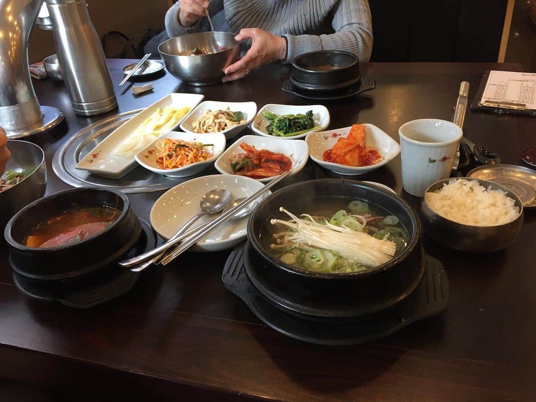 岩村菜々美さんのインスタグラム写真 - (岩村菜々美Instagram)「#韓国料理 #カルビタン #ユッケビビンバ #ユッケジャンスープ #キムチ #毎日にんにく臭い このお店は東方神起のチャンミンも来たお店♡ 見た目は映えてないけど、味はちょー美味しかった！ あーまた韓国行きたい... 今日も頑張るぞーっ!!!」4月3日 10時40分 - nanami1120