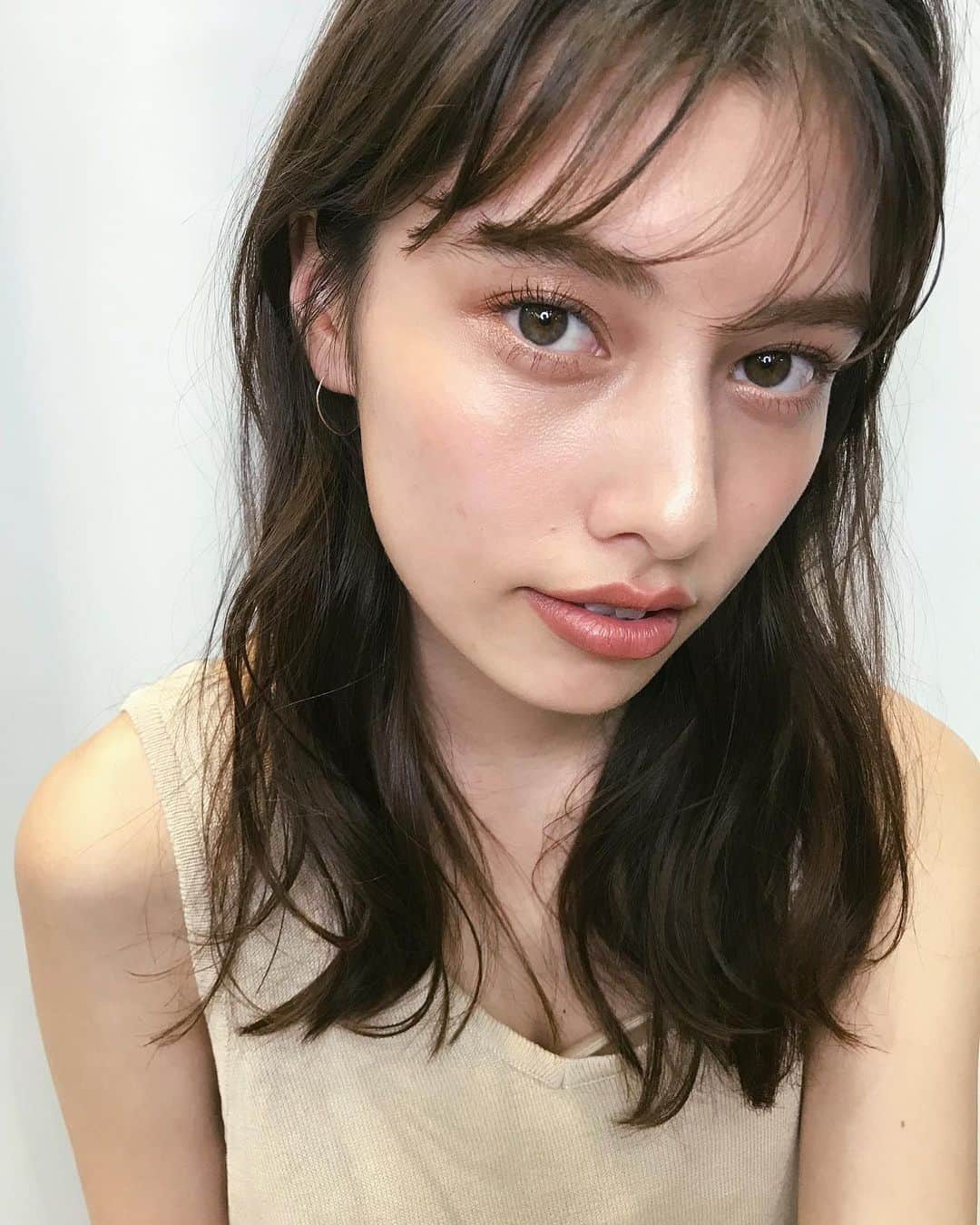 Ramie 山下未紗さんのインスタグラム写真 - (Ramie 山下未紗Instagram)「_ ゆる〜いくせ毛風ウェーブ✂︎ . 太めでゆるくかけたパーマ。 あえてセットしすぎず 自然体でパーマを出してあげます(^^)！ . 毎朝少し濡らして弱風で ドライしてあげるだけ😽 . #Killa#bob#ボブ#ミニボブ#外ハネ#切りっぱなしボブ#外国人風カラー#アディクシーカラー#イルミナカラー#グレージュ#ハイライト#3dカラー#ブリーチなし#ミルクティーベージュ#ショートヘア#ショートヘア#マッシュショート#バッサリカット」4月3日 10時49分 - misa_yamashita