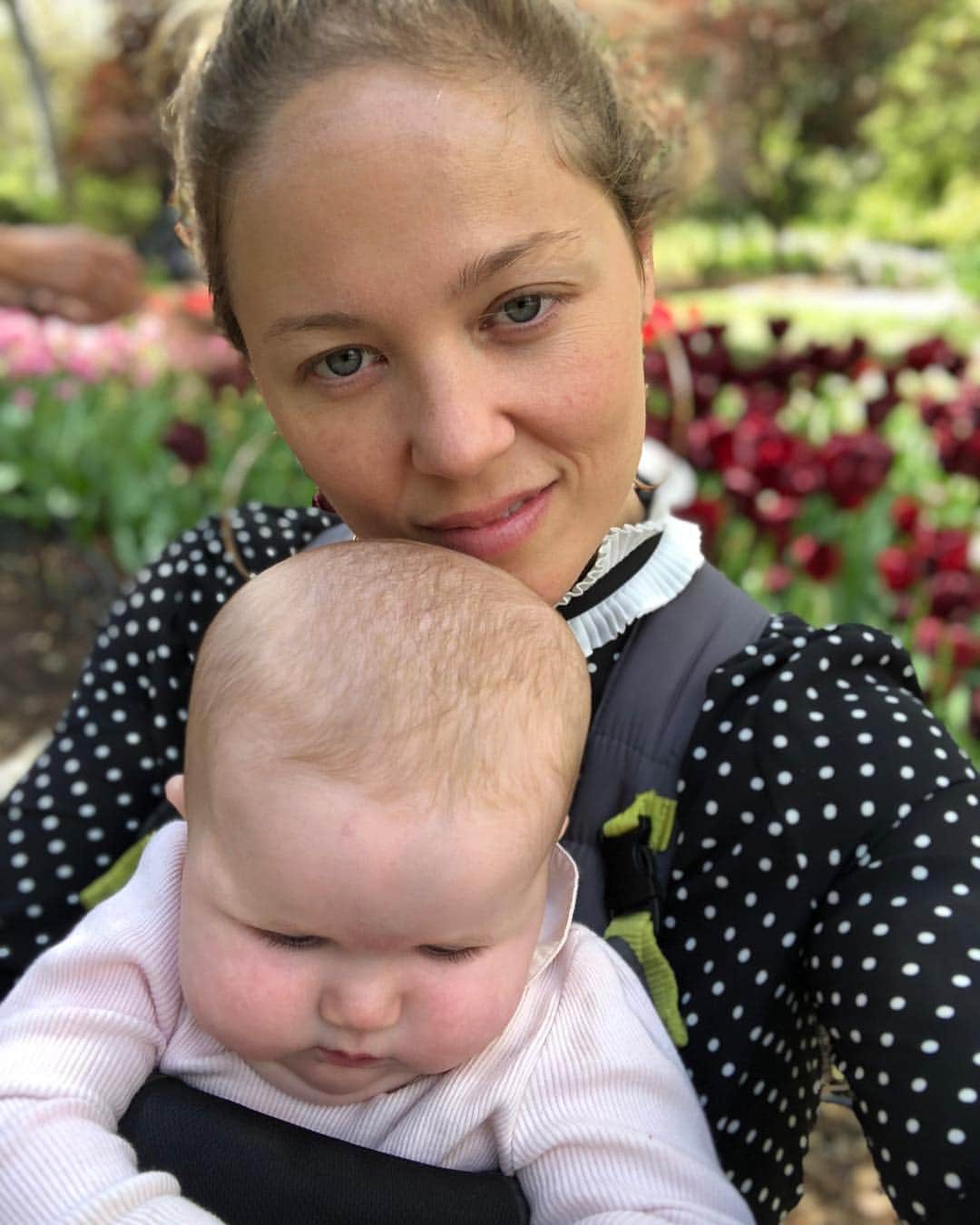 エリカ・クリステンセンのインスタグラム：「Last night I got too little sleep to be worth much of anything so instead of attempting anything productive today we went and walked among flowers. Perfect spring day. (Not so easy to take selfies that include both the baby and the tulips.) #descansogardens」