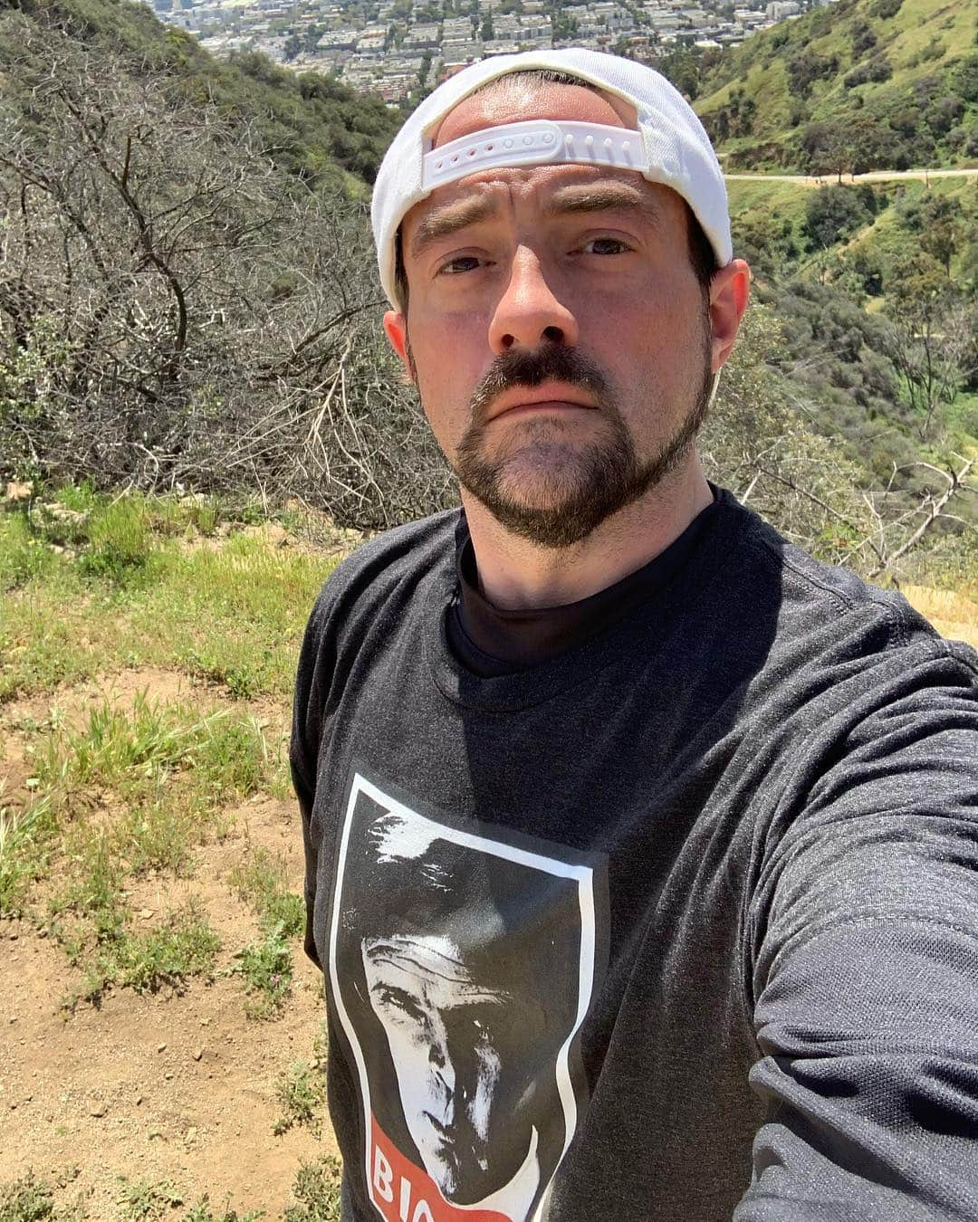 ケヴィン・スミスさんのインスタグラム写真 - (ケヴィン・スミスInstagram)「First time back to @runyoncanyon since we wrapped @jayandsilentbob Reboot! Chose a Bionic Man shirt because I’ve joked that, with the stent in my heart, now I’m more metal than man. But while I may not be bionic, after finishing the hike, this @ww Ambassador felt like a six million dollar man! Not bad, considering I’m only 4 months away from turning 49... #KevinSmith #wwambassador #48 #thebionicman #vegan #thesixmilliondollarman #wecanrebuildhimwehavethetechnologywecanmakehimbetterthanhewasbetterstrongerfaster」4月3日 11時02分 - thatkevinsmith