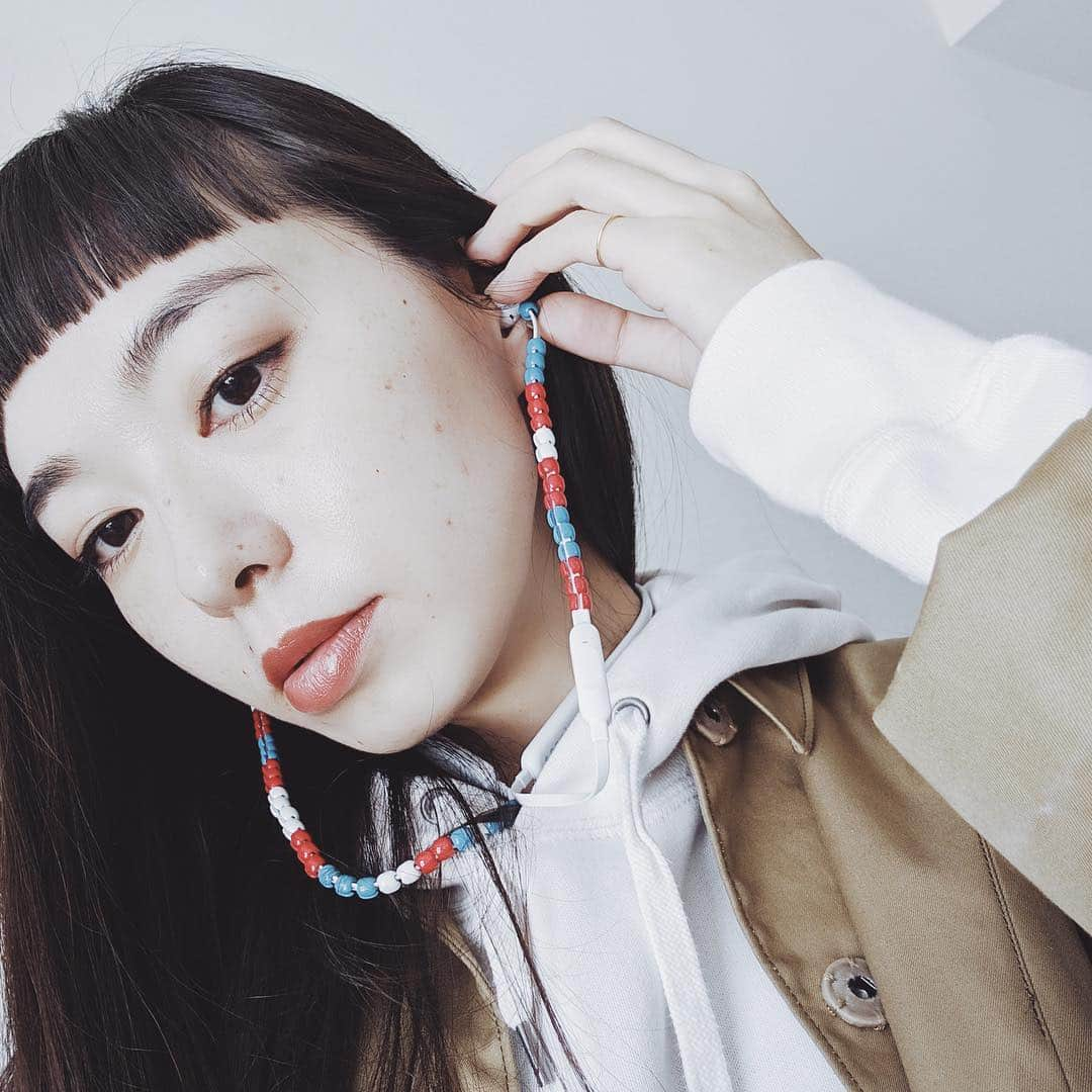 市川渚さんのインスタグラム写真 - (市川渚Instagram)「#AirPods2 🎧﻿ ﻿ ﻿ ﻿ 耳からうどん👂なルックスに躊躇して購入していなかったAirPods。﻿ ﻿ 無接点充電に対応した新モデルをゲットしてしまったのですが、やはり良い…🤤何よりチップの進化のお陰か、デバイスとの接続スピードとデバイス間での切り替えスピードが段違いに早い！(2枚目動画)iOSエコシステムにどっぷりなわたしにはかなりポイント高し。﻿ ﻿ sacaiコラボのbeats X(3,4枚目)もお気に入りだったのだけど、個人的にはカナル型の耳穴が塞がってる感よりも、インイヤー型で外の環境音が適度に聞こえる方が心地よいことに気づいてしまった…﻿ ﻿ というわけで改めてAirPodsおすすめです🙆‍♀️﻿ ﻿ ﻿ #apple#wireles#beatsxsacai#airpods」4月3日 11時07分 - nagiko