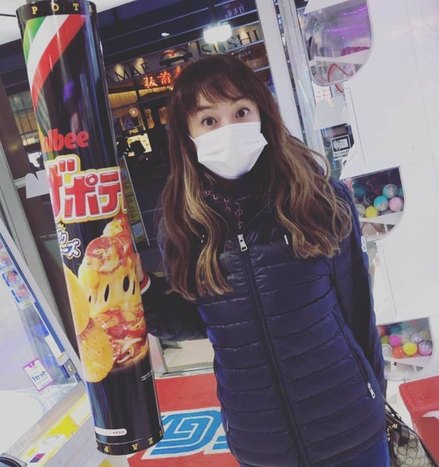 佐藤仁美さんのインスタグラム写真 - (佐藤仁美Instagram)「100円で、デカピザポテ取れたーん！一緒にいた友人が、取った瞬間「きんもっっ！うまっっ！！！」ってwどっちやねんw #ゲーセン #新宿 #エクステの色が落ちた #毛がついてます感 #取ろうかなぁ #おかっぱ #に #しようかなぁ」4月3日 11時18分 - sato.hitomi.19791010