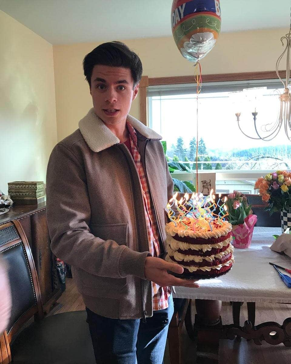 ヤロスラフ・パニオットさんのインスタグラム写真 - (ヤロスラフ・パニオットInstagram)「whos birthday today?😉 (not mine😅) #someonesbirthday #birthday #cake #cakeholder」4月3日 11時17分 - yaro_paniot