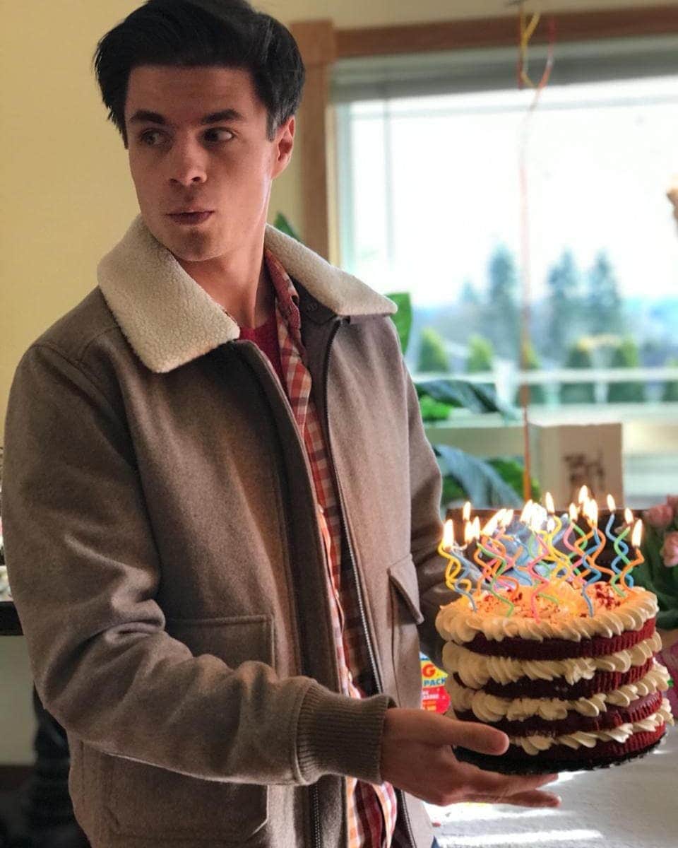 ヤロスラフ・パニオットのインスタグラム：「whos birthday today?😉 (not mine😅) #someonesbirthday #birthday #cake #cakeholder」