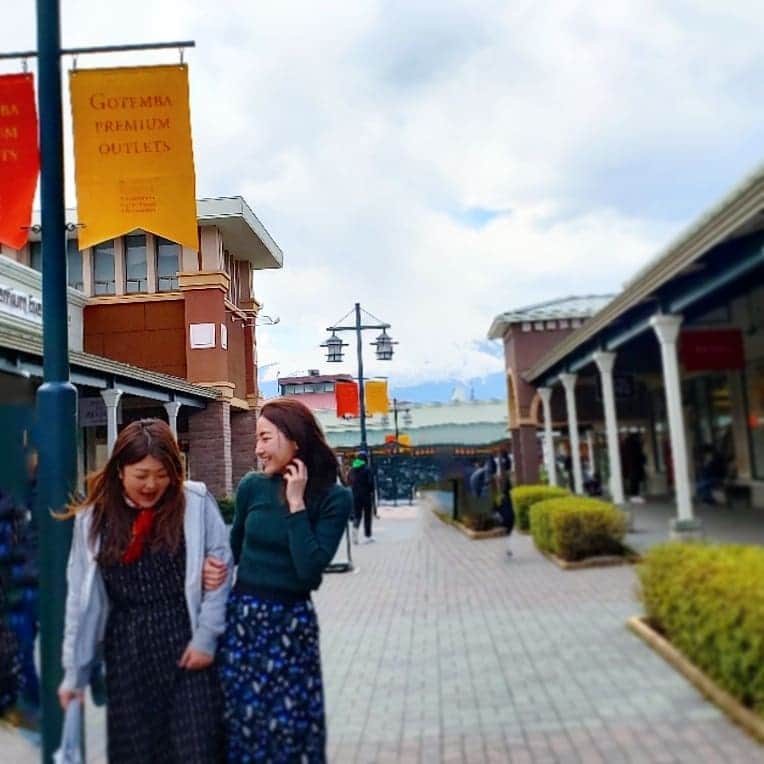 Hiromi Tomiiさんのインスタグラム写真 - (Hiromi TomiiInstagram)「富士山の見える#御殿場アウトレット　へ お友達とドライブがてら行ってきたよ！ 都市部から一時間くらいだから、ワイワイしながら道中も楽しかったし、色々ショッピングして、グルメで一休み(^-^) あっという間に時間が過ぎてたんだけど海外っぽいから小旅行に行った気分＼(^-^)／ . . 次はどこのアウトレットに行こうかな＼(^-^)／ . . @premiumoutletsjapan #アウトレット#プレミアムアウトレット#休日の過ごし方#supported#お出かけスポット #プレミアムアウトレット @premiumoutletsjapan」4月3日 11時10分 - hiromi.tomii