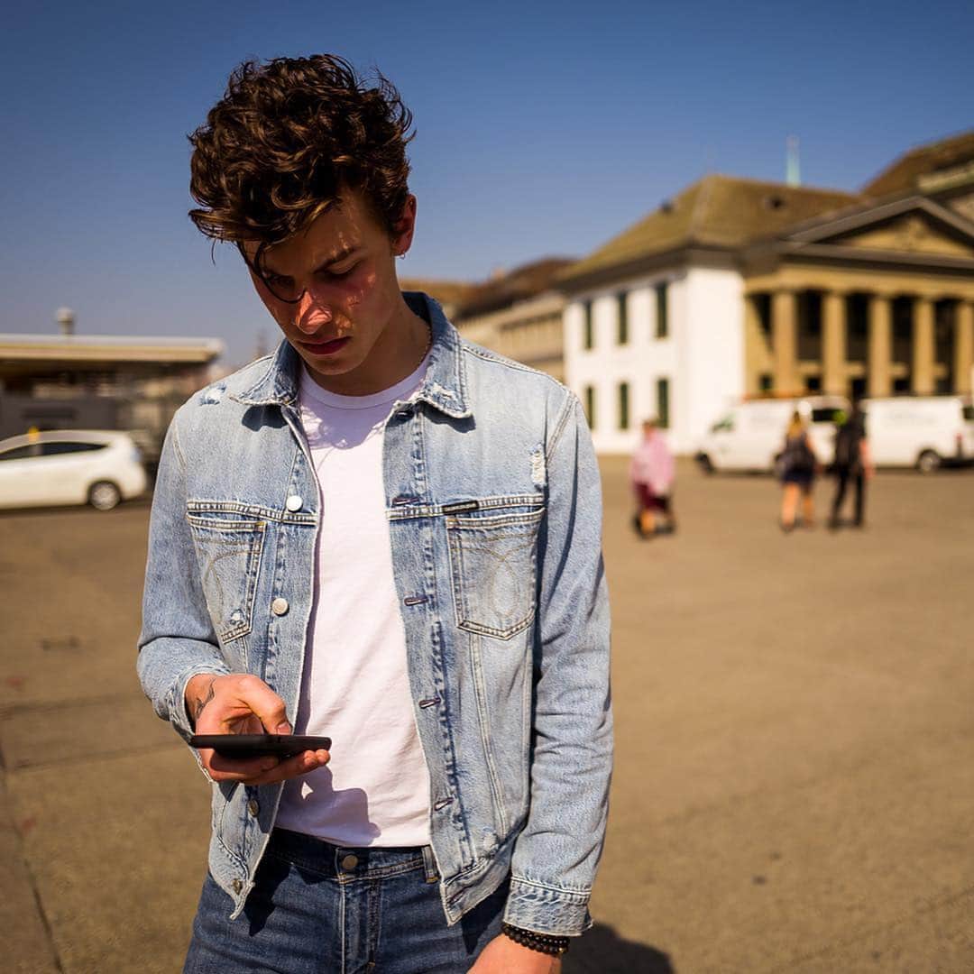 のインスタグラム：「Lost in.. Switzerland 📍#tourlife with @shawnmendes — pictured here in our denim trucker jacket from #CALVINKLEINJEANS. #regram @ziggy_chareton ⠀⠀⠀⠀⠀⠀⠀⠀⠀⠀⠀⠀⠀⠀⠀⠀⠀⠀⠀⠀⠀⠀⠀⠀⠀ Finding his NOW. #MYCALVINS」