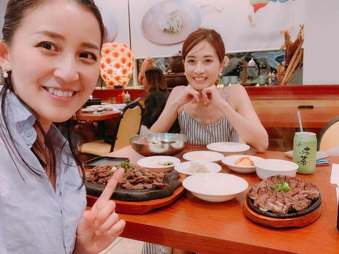 来栖あつこさんのインスタグラム写真 - (来栖あつこInstagram)「なんだかんだ、毎日肉を食べ続けたハワイ旅🏝﻿﻿ ﻿﻿ ﻿﻿ 1日目、昼はアラモアナのフードコートで「ブルー･ウォーター･シュリンプ」のガーリックシュリンプと「yummyコリアンBBQ」のBBQビーフを。﻿﻿ ﻿﻿ 夜はチーズケーキファクトリーでサラダ🥗の他にマカロニ&チーズと巨大チキン。﻿﻿ ﻿﻿ 2日目、ユッチャン冷麺でこれまた山盛りのプルコギ（笑）﻿﻿ 写真はその山盛りプルコギ（笑）﻿﻿ ステーキハウスみたいな牛🐂のプレートが運ばれてきて目が点になりました😦﻿﻿ 食べたけど。普通に食べたけど（笑）﻿﻿ 全く野菜がない分、#ベジパワープラス もお水に混ぜて飲んで、お野菜や海藻類も摂取しますけどね🥬🌿﻿﻿ ﻿﻿ 食べた分、ホテルまでお喋りしながらゆっくり歩いて帰ってカロリー消費頑張った。﻿﻿ ま、最終的にはナチュリズムでカロリーカットするけどね（笑）﻿﻿ ﻿ ユッチャン冷麺の事を、最終日まで「よっちゃんイケメン」「やっちゃん冷麺」とガチで間違えていたのは私です😝💦﻿ ﻿﻿ ﻿﻿ ﻿﻿ 3日目がトミーバハマで手のひらサイズの分厚いステーキ！﻿﻿ ﻿﻿ ﻿﻿ ハワイに望むこと…。﻿﻿ 割高でもいい。﻿﻿ スモールサイズを作ってください（笑）﻿﻿ ﻿﻿ 色々食べたいのに、消化出来ない虚しさたるや（笑）﻿﻿ アサイボールも、ベトナム料理も、パンケーキも、お腹いっぱい過ぎて全く手出しできませんでした🤣﻿﻿ ﻿﻿ ﻿﻿ ﻿﻿ 結論。﻿﻿ ハワイ旅はフードファイト（笑）﻿﻿ ナチュリズムや #E3live 、ベジパワープラスは手放せません💊﻿﻿ ﻿#海外妻旅 ✈️﻿﻿﻿﻿ #女子旅 #タビジョ #女旅﻿﻿﻿ #ハワイご飯﻿﻿ #ハワイグルメ﻿﻿ #hawaii #ユッチャン冷麺﻿﻿ #リス顔 #猫顔 #たぬき顔 ﻿﻿﻿﻿﻿﻿﻿﻿﻿﻿﻿ #atsukokurusu ﻿﻿﻿﻿﻿﻿﻿﻿﻿﻿﻿ #来栖あつこ﻿﻿﻿﻿ #holiday #travelgirls #travel #girlstrip #traveler #travelphotography #travelgram #travellife #travelpics #traveldiary #ことりっぷ #旅行」4月3日 11時13分 - atsukokurusu