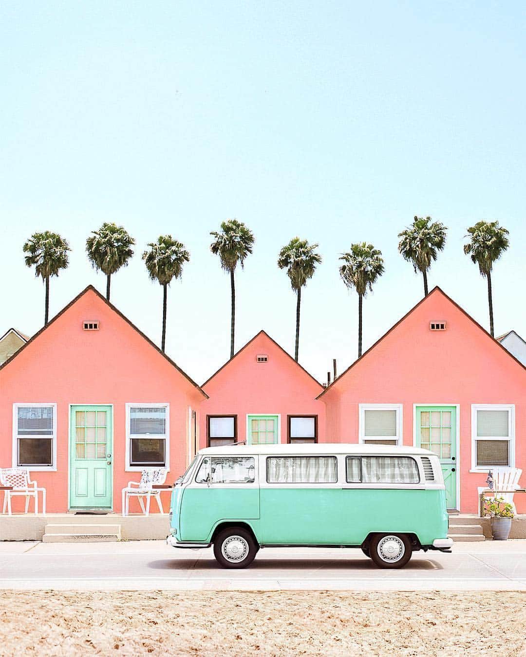 Design Milkさんのインスタグラム写真 - (Design MilkInstagram)「These colors make us happy. 🤗 See more travel inspiration over on our sister IG @designmilktravels! \\\ photo by @paulfuentes_photo of Roberts Cottages, in Oceanside, California」4月3日 11時13分 - designmilk