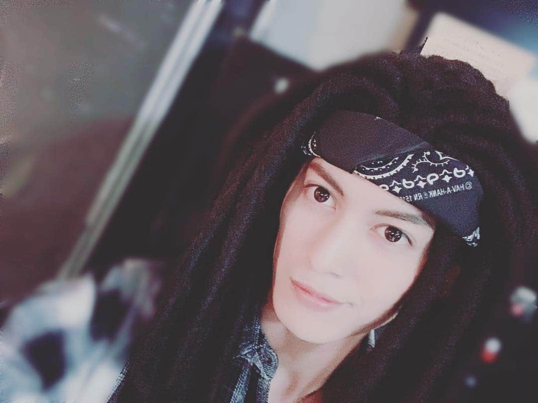 菊池修司のインスタグラム：「舞台「クローズZERO」のビジュアル撮影でした✨ 珍しい、ドレッドヘアー！  #番ボ☆×#10神 コラボ公演 舞台「#クローズZERO」  LINEチケット先行(抽選)受付中‼️ 追加公演(6/15 東京昼公演)もご応募受付中◎  LINE TICKET先行受付(抽選) 期間:4/2(火)18:00～4/8(月)23:59  詳細はこちらから k.banchoboys5.com/s/n39/news/det…」