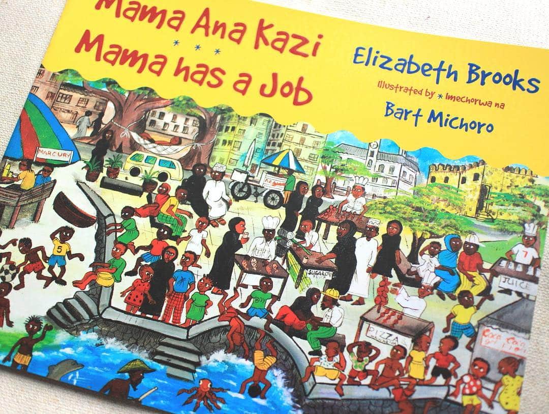 kwa MALOGOさんのインスタグラム写真 - (kwa MALOGOInstagram)「人気があり在庫が無くなっていた英語とスワヒリ語で書かれた絵本の再入荷♪ . 「Mama ana kazi/Mama has a job」 .  愛嬌のあるティンガティンガ絵画を思わせるイラストとタンザニアの文化背景を感じさせる内容で親子で楽しめる作品です。 .  簡単な英語とスワヒリ語の2言語で書かれています◎ .  #絵本  #アフリカ  #タンザニア  #スワヒリ語  #英語  #イラストが可愛い  #おてんば娘  #ティンガティンガ  #再入荷  #kwamalogo  #mkukinanyota #picturebook #africanbooks #tanzania #africa #english #swahili #cutegirl #mamaanakazi #mamahasajob #kitabu #kitabuchawatoto @mkukinanyota」4月3日 11時15分 - kwamalogo