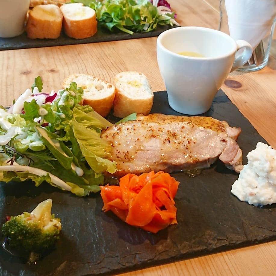 おおぬまゆきさんのインスタグラム写真 - (おおぬまゆきInstagram)「. . 帰る前にもう一食、しました。(笑) . まず、チアさんとnicoさん @nicokigi に行き(写真撮り忘れ！)、可愛いイヤリングを購入。 . そして、りょうこちゃんも合流して芦屋でランチ。 . また笑いすぎて、食べすぎた！ お二人とも、いつもありがとうー💕 . . この後、電車から新幹線とサクサク進み、ウトウトしてたら東京でした。 . . 秋か冬は、りょうこちゃんのsorajiさんでワークショップの予定です。 関西の皆さま、どうぞよろしくお願いいたします!! . . . #芦屋 . . .」4月3日 11時16分 - yuki0207float