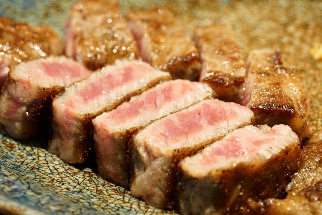 石関友梨のインスタグラム：「金沢の名店鉄板焼き屋さん☆能登牛うまぁ♡ #金沢グルメ #六角堂 #能登牛 #能登牛ステーキ #金沢食べ歩き #石川グルメ #金沢焼肉 #鉄板ステーキ #脂身が甘いのなんのって #口の中で溶けちゃう #ガーリックライスも最高 #口臭なんてきにしない #ああ幸せ」