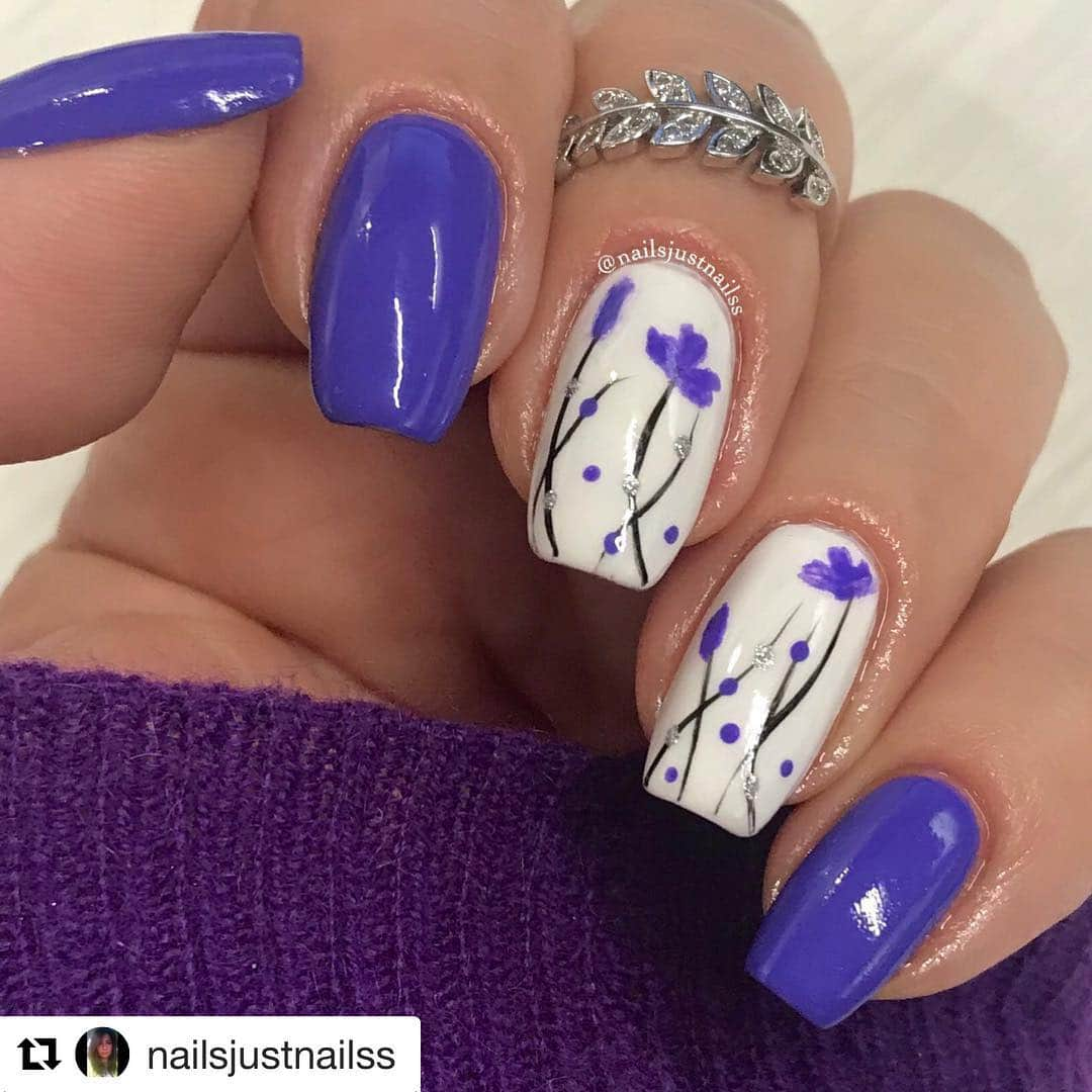 Nail Designsさんのインスタグラム写真 - (Nail DesignsInstagram)「Credit: @nailsjustnailss ・・・ #chinaglaze #nailart #showmynails  #маникюр #дизайнногтей #uñas #naildesign #nailsoftheday #nailitdaily #nails2inspire #nag_repost #nailsjustnailss #nailspafeature #nailitmag」4月3日 11時32分 - nailartfeature