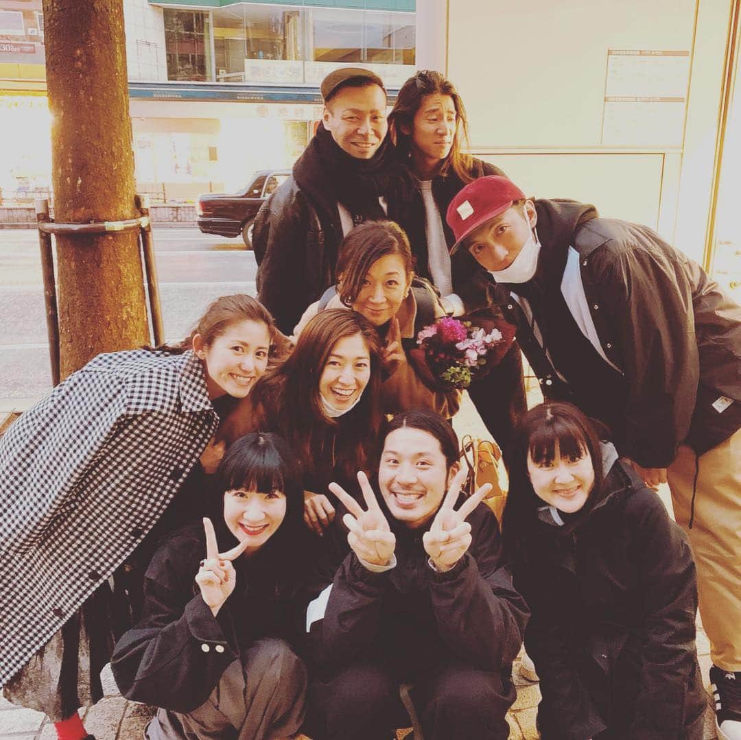 森下千里のインスタグラム：「大好きないずみさんが、 いよいよ大分へ戻ることに。  東京出てきたばかりで友達もいなくって、 しかも、微妙に人見知りだったわたしを 遊びに誘ってくれて、連れ出してくれたのが、いずみさん。 仕事終わりの寂しい夜に何度も付き合ってくれて、いろんな話をうんうん、と聞いてくれた。 おかげで、少しは大人になれました。  これからはすぐに会えない距離になるけど、すぐに飛んでいける関係は変わりない。  笑顔で最後まで見送りたい！と思っていたけど、久しぶりの朝までカラオケ🎤は涙がポロポロ。 何度も涙を流した日はあったけど、 こんなに切なくて悲しくて、愛に溢れた夜はなかったと思う。  ありがとう、いずみさん。 これからもよろしくお願いします❤️ . . #izumiforever」