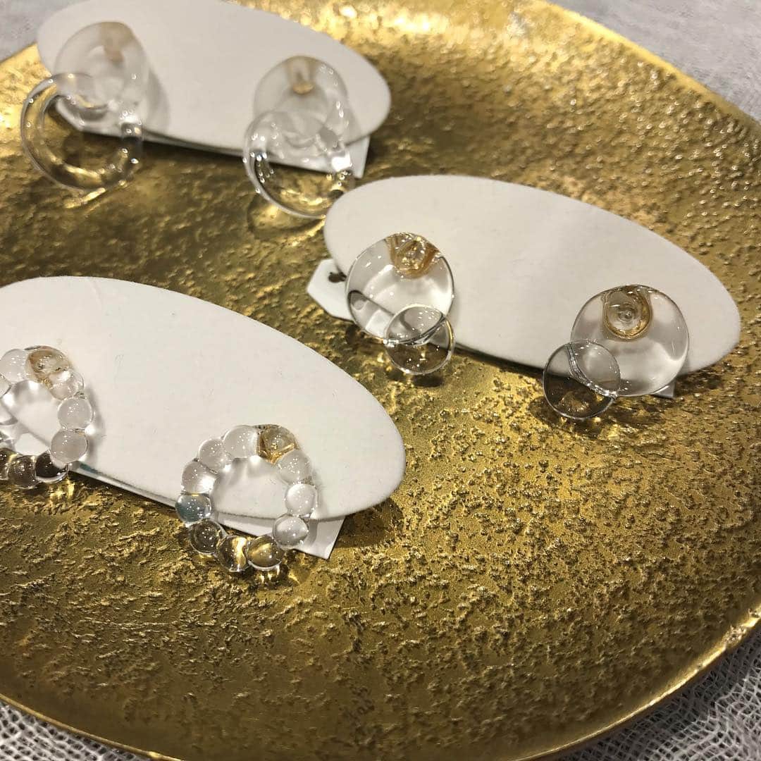 ペリエ千葉さんのインスタグラム写真 - (ペリエ千葉Instagram)「【本館1F/cui-cui】 . HARIOのガラスアクセサリーが沢山入荷致しました！！ . 耐熱ガラスを使用していますので透明感が強く、職人さんが1つひとつ手作業で作っています。それぞれ名前がついているのも、このHARIOガラスアクセサリーの特徴にもなっています☆透明なので、季節も問わずにお使いいただけますよ♪ . 是非店頭に遊びにいらしてくださいね！皆様のご来店、お待ちいたしております♪ . #cuicui #cuicuiaccessary #accessary #HARIO #HARIOガラス #キュイキュイ#キュイキュイアクセサリー #アクセサリー #ハリオ #ペリエ #ペリエ千葉 #perie」4月3日 11時44分 - perie_chiba