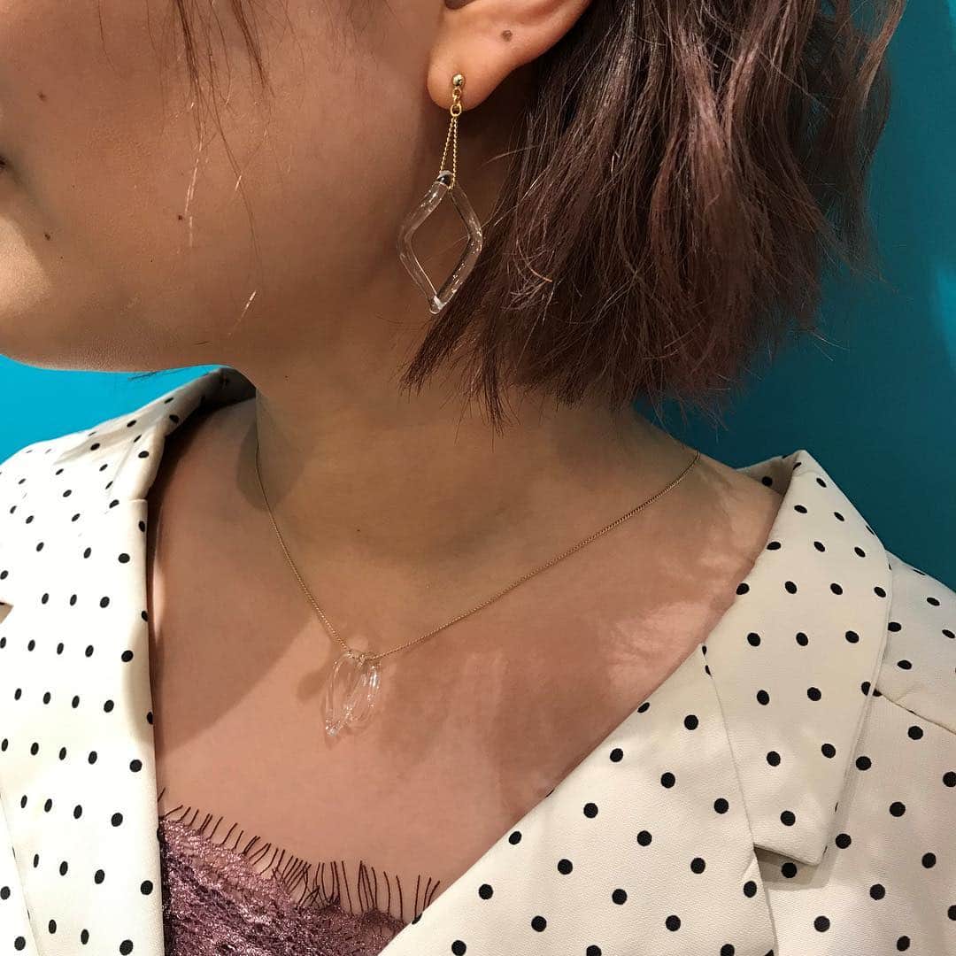ペリエ千葉さんのインスタグラム写真 - (ペリエ千葉Instagram)「【本館1F/cui-cui】 . HARIOのガラスアクセサリーが沢山入荷致しました！！ . 耐熱ガラスを使用していますので透明感が強く、職人さんが1つひとつ手作業で作っています。それぞれ名前がついているのも、このHARIOガラスアクセサリーの特徴にもなっています☆透明なので、季節も問わずにお使いいただけますよ♪ . 是非店頭に遊びにいらしてくださいね！皆様のご来店、お待ちいたしております♪ . #cuicui #cuicuiaccessary #accessary #HARIO #HARIOガラス #キュイキュイ#キュイキュイアクセサリー #アクセサリー #ハリオ #ペリエ #ペリエ千葉 #perie」4月3日 11時44分 - perie_chiba
