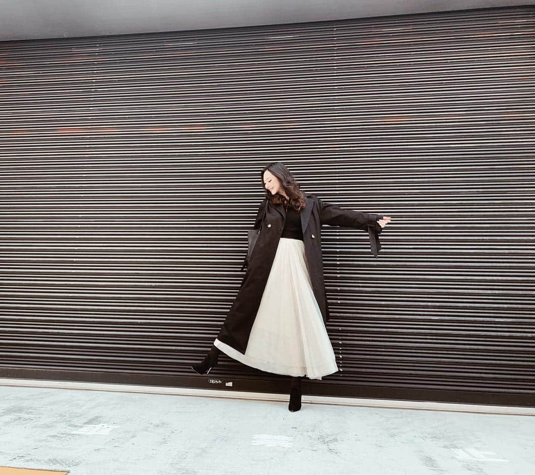 山崎みどりさんのインスタグラム写真 - (山崎みどりInstagram)「私服。﻿﻿ ﻿﻿ ハイウエストのチュールスカートに﻿﻿ ﻿﻿ @siestepeau のマキシ丈のトレンチコート。﻿﻿ ﻿﻿ 基本コートは結構長めなマキシ丈が好き❤︎﻿﻿ ﻿﻿ 暖かかったり寒かったりするから﻿﻿ 昼はこれで充分だけど夜は寒いんだろーな。﻿﻿ ﻿ ﻿ ﻿ ところで5月12日﻿ に撮影会します^_^！﻿ ﻿ ﻿ ［スタイルコーポレーション］→［撮影会スケジュール］から検索してね🙌🏻﻿ ﻿ ﻿ ﻿ ﻿﻿ ──────────────────────────﻿﻿ ﻿#トレンチコート #トレンチコートコーデ #ハイウエストスカート #春コーデ #脚長コーデ #ゆるふわコーデ #coordinate #springfashion #マキシ丈コート #ハイウエスト #ゆるふわ #私服 #コーディネート ﻿#チュールスカート #チュールスカートコーデ #ハイウエストチュールスカート ﻿﻿#springsummer2019 #siestepeau #撮影会 #撮影 #ポートレート」4月3日 11時36分 - midori_yamasaki_