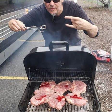 Queensrycheさんのインスタグラム写真 - (QueensrycheInstagram)「On our day off Ed Bass proves he is Master of the Grill! #queensryche #dayoff #bbq #edbass #eddiejackson #masterofthegrill👌 #goodtimes #delicious」4月3日 11時39分 - queensrycheofficial
