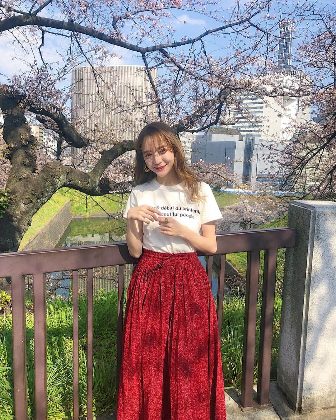 平木愛美さんのインスタグラム写真 - (平木愛美Instagram)「"令和" なんだか品があり、和やかで美しくて素敵だなあ。  #manaminflowers 🌸  桜は皇居外苑の桜。 日曜日は裕子ちゃんと一緒に武道館へAK-69さんのliveへ！！ 心強く、熱く、パワーあるステージに。鳥肌の立つ瞬間も。  本気でステージに立って、たくさんの人の心を動かす存在って、本当に本当に凄い。  光の中にいるかのような演出、と曲と、美しくて感動したり。 you mine🍒きゅーとな曲にきゅんとしたり！  良き有難き時間でした！！！ . 写真、２枚目と５枚目で実は地味〜に変わったところが！！わかる人いるかな？笑 photo by @hf_1028 ちゃん ♡  ひろこちゃんと二人でおでかけ、久々でレアで楽しかった〜🥺💗 でもまた、今度はそうくんも一緒も楽しみ🚀 . 皇居の桜も素敵だけど、近所の緑道の桜も好きなのです。 ５年めの場所、大切な空間🧸💞 私が知ったはじめの頃はそんなに知られてもなかったのに、 この数年のうちに桜スポットとしてどんどん知られ年々人気になってきて、今年なんかはもうたっくさんの人で溢れる大人気スポットになってた!!🌸 まいにち身近にある大好きな緑道！！！四季を感じられるのです♡  #love #cherryblossom  #桜 #日本 #武道館 #AK69 さん」4月3日 11時40分 - manamihiraki