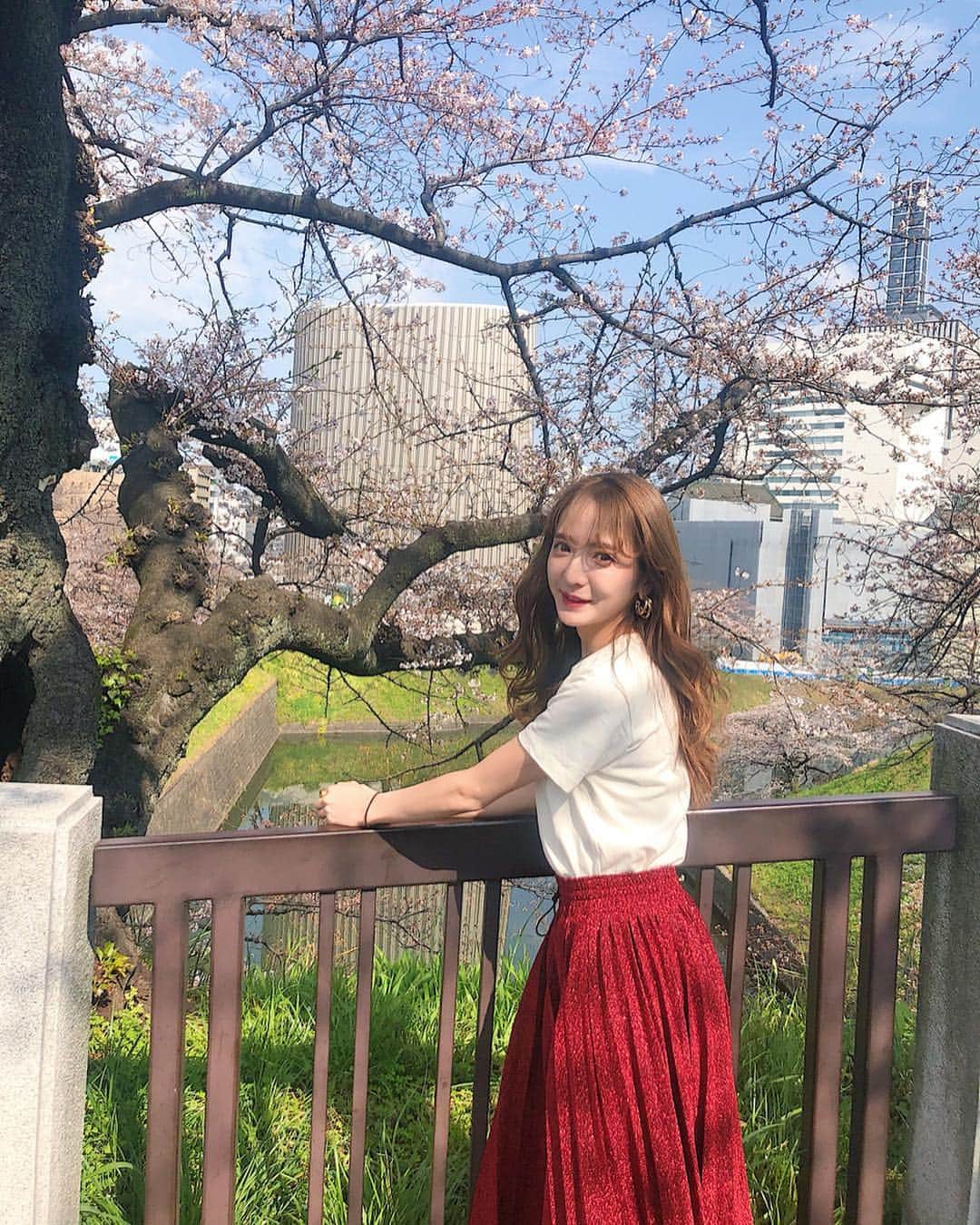 平木愛美さんのインスタグラム写真 - (平木愛美Instagram)「"令和" なんだか品があり、和やかで美しくて素敵だなあ。  #manaminflowers 🌸  桜は皇居外苑の桜。 日曜日は裕子ちゃんと一緒に武道館へAK-69さんのliveへ！！ 心強く、熱く、パワーあるステージに。鳥肌の立つ瞬間も。  本気でステージに立って、たくさんの人の心を動かす存在って、本当に本当に凄い。  光の中にいるかのような演出、と曲と、美しくて感動したり。 you mine🍒きゅーとな曲にきゅんとしたり！  良き有難き時間でした！！！ . 写真、２枚目と５枚目で実は地味〜に変わったところが！！わかる人いるかな？笑 photo by @hf_1028 ちゃん ♡  ひろこちゃんと二人でおでかけ、久々でレアで楽しかった〜🥺💗 でもまた、今度はそうくんも一緒も楽しみ🚀 . 皇居の桜も素敵だけど、近所の緑道の桜も好きなのです。 ５年めの場所、大切な空間🧸💞 私が知ったはじめの頃はそんなに知られてもなかったのに、 この数年のうちに桜スポットとしてどんどん知られ年々人気になってきて、今年なんかはもうたっくさんの人で溢れる大人気スポットになってた!!🌸 まいにち身近にある大好きな緑道！！！四季を感じられるのです♡  #love #cherryblossom  #桜 #日本 #武道館 #AK69 さん」4月3日 11時40分 - manamihiraki