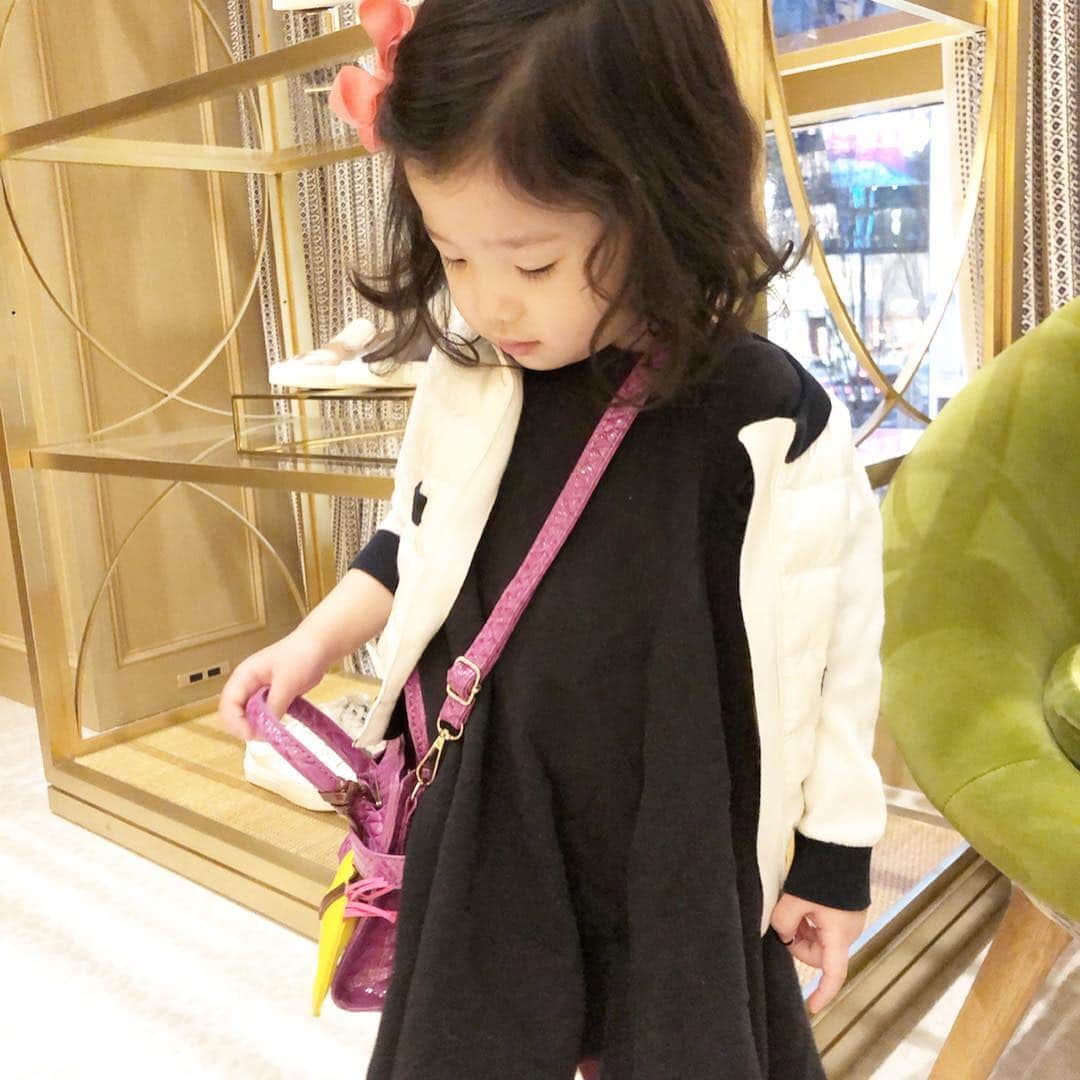 廣瀬規子のインスタグラム：「@toryburch トリーバーチ銀座店オープンのレセプションにお邪魔してきました🌸 * 最初、ちょっとおすましさんのお嬢も、素敵なお洋服やバッグ、靴、そして集まった沢山のお洒落な来場者の皆さんを見ているうちに。。。目がキラキラハートに😍 * ほんの少しの間でしたが、親子でトリーバーチの世界観を垣間見た楽しい時間でした🤗 * #toryburchjapan  #トリーバーチ #トリーバーチ銀座店  #ginza #ginzashopping #toryburch  #2歳 #女の子」
