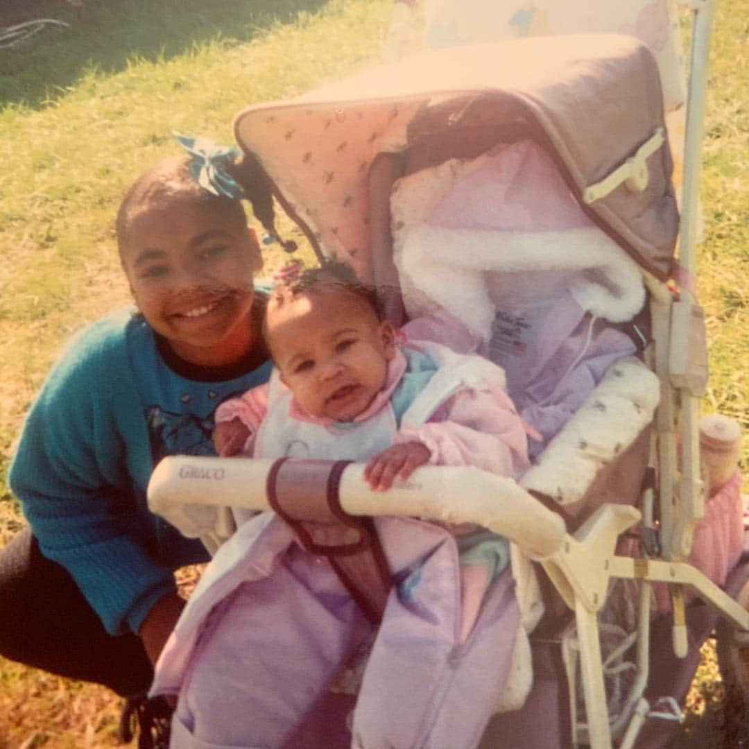 アシャンティさんのインスタグラム写真 - (アシャンティInstagram)「😩😂🤣 Stuntin  on em from the very beginning!!! A sisters bond is like no other... Happy Birthday Bink!!! @liltuneshi 🎂🎉🎁」4月3日 11時47分 - ashanti