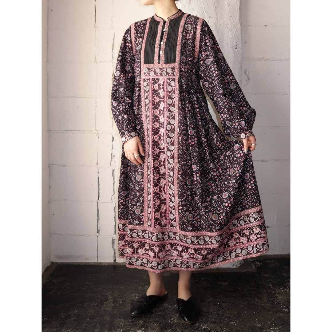 吉祥寺 古着屋 Orfeoのインスタグラム：「Vintage Indian Cotton Dress  #Orfeo #Kichijoji #Tokyo #vintage #used #fashion #coodinate #outfits  掲載商品のお問い合わせはメールにて承っております。コメント、DMでのお問い合わせは受け付けておりませんのでご了承ください。」