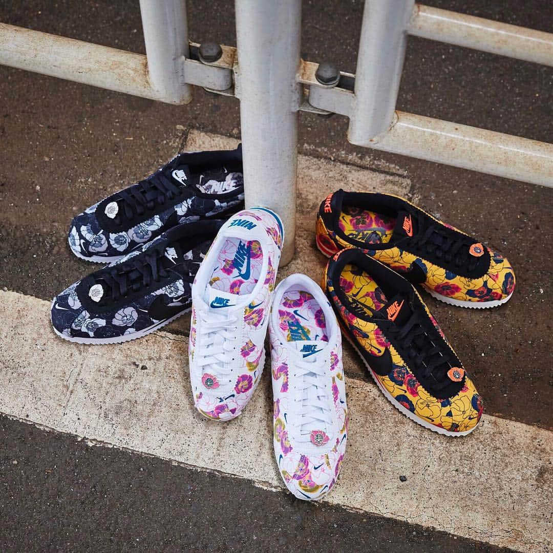 のインスタグラム：「. 2019SSデザインとして、大胆なフローラルパターンを 使用したウィメンズコルテッツがatmos pink各店のみ登場！ フラワーモチーフのデュブレがワンポイント🌸 春夏コーデの主役にしてみては。 . NIKE WMNS CLASSIC CORTEZ LX AV1338-001 AV1338-100 AV1338-700 ¥9,000-(+tax) . #atmos#atmostokyo#atmospink #nike#cortez#アトモス#アトモスピンク#ナイキ#コルテッツ」